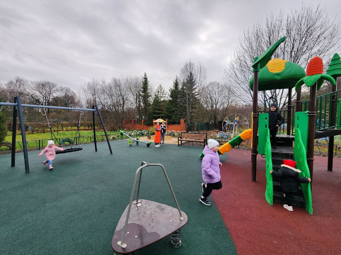 чехов,  поселок песоченка, дом 4, новая детская площадка, игровой комплекс, открытие, первый заместитель главы округа, денис юрков, современная детская площадка, горка качели карусели, песочный городок, лавочки и урны, освещение и ограждение, местное управление благоустройства, муниципальная программа, формирование комфортной городской среды, депутат госдумы александр коган, резиновое покрытие,