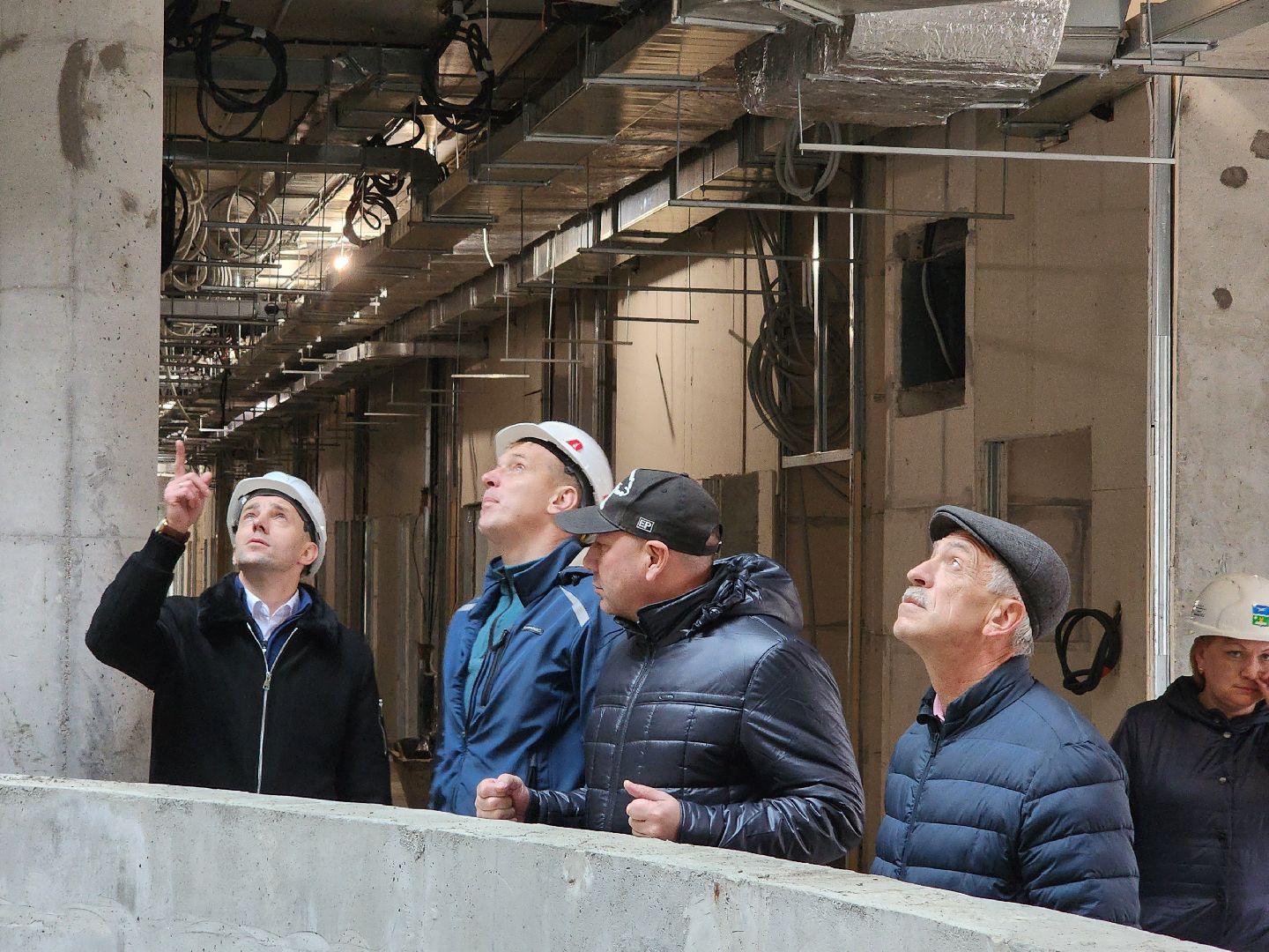 чехов, улица мира 4а, детская поликлиника, строительство, внутренняя отделка помещений, укладка керамической плитки, штукатурка, фасадные работы, остекление, монтаж подоконников, инженерные сети, госпрограмма московской области, комиссия, проверка, заместитель главы округа александр ротнов, главврач чеховской больницы, андрей попов,