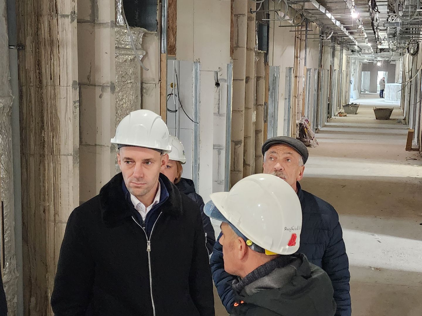 чехов, улица мира 4а, детская поликлиника, строительство, внутренняя отделка помещений, укладка керамической плитки, штукатурка, фасадные работы, остекление, монтаж подоконников, инженерные сети, госпрограмма московской области, комиссия, проверка, заместитель главы округа александр ротнов, главврач чеховской больницы, андрей попов,