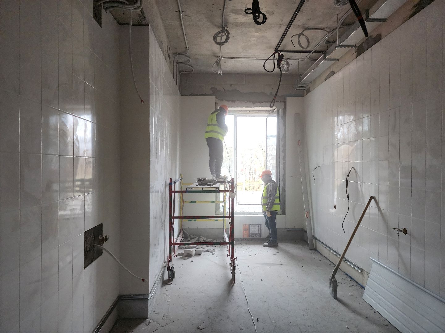 чехов, улица мира 4а, детская поликлиника, строительство, внутренняя отделка помещений, укладка керамической плитки, штукатурка, фасадные работы, остекление, монтаж подоконников, инженерные сети, госпрограмма московской области, комиссия, проверка, заместитель главы округа александр ротнов, главврач чеховской больницы, андрей попов,