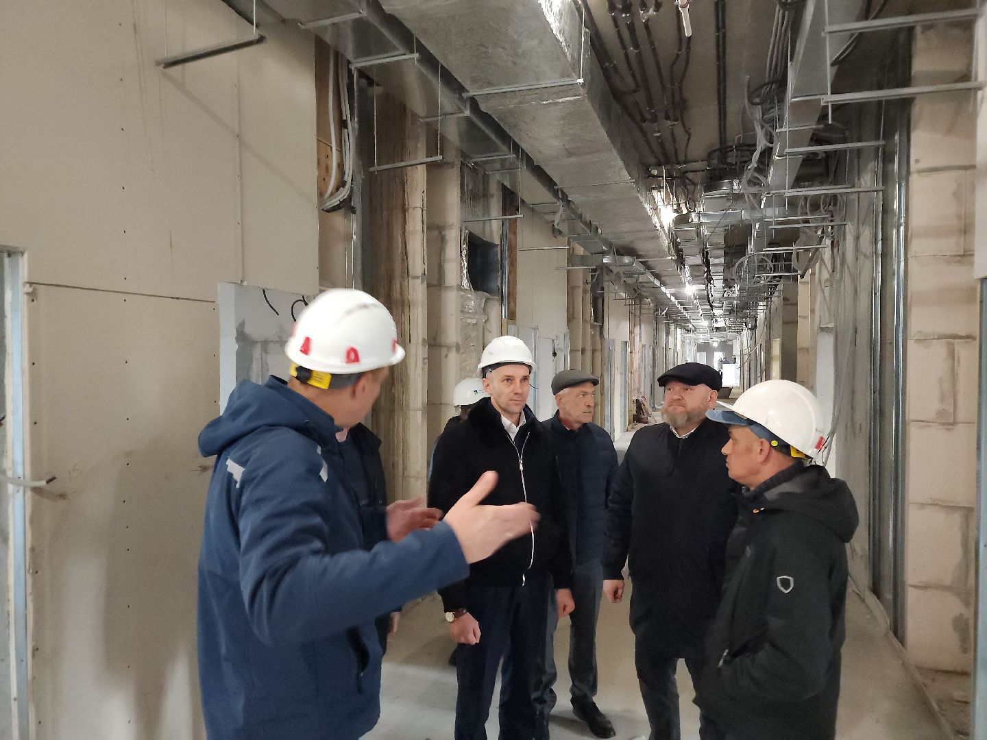 чехов, улица мира 4а, детская поликлиника, строительство, внутренняя отделка помещений, укладка керамической плитки, штукатурка, фасадные работы, остекление, монтаж подоконников, инженерные сети, госпрограмма московской области, комиссия, проверка, заместитель главы округа александр ротнов, главврач чеховской больницы, андрей попов,