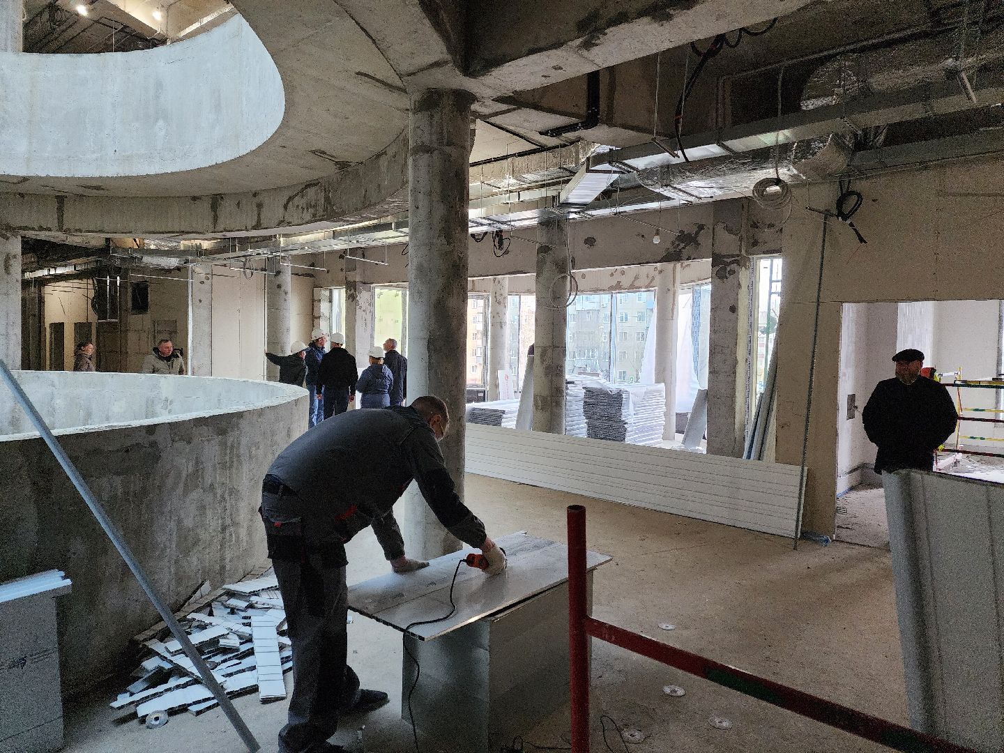 чехов, улица мира 4а, детская поликлиника, строительство, внутренняя отделка помещений, укладка керамической плитки, штукатурка, фасадные работы, остекление, монтаж подоконников, инженерные сети, госпрограмма московской области, комиссия, проверка, заместитель главы округа александр ротнов, главврач чеховской больницы, андрей попов,