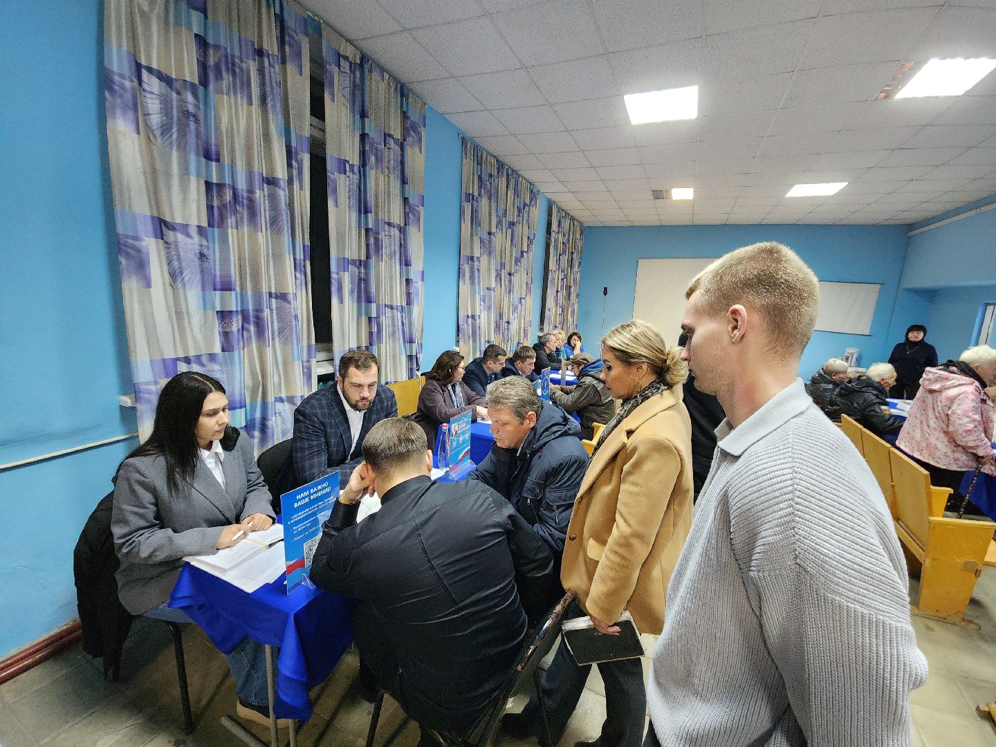 чехов, деревня алексеевка, военный городок чехов-7, выездная администрация, встреча с жителями, обращения граждан, благоустройство, ремонт тротуара, ремонт пешеходной дорожки, замена покрытия, содержание двора, покос травы, уборка придомовой территории, детская площадка, ремонт качелей и горки, мбу чеховское благоустройство, начальник управления благоустройства, александр тетерин, жительница деревни, екатерина кузьмина,