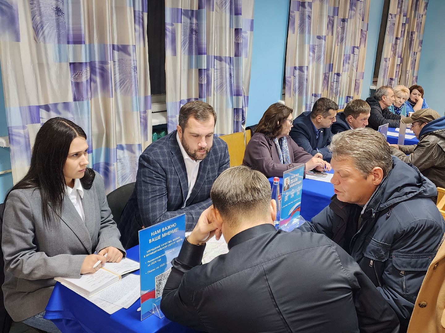 чехов, деревня алексеевка, военный городок чехов-7, выездная администрация, встреча с жителями, обращения граждан, благоустройство, ремонт тротуара, ремонт пешеходной дорожки, замена покрытия, содержание двора, покос травы, уборка придомовой территории, детская площадка, ремонт качелей и горки, мбу чеховское благоустройство, начальник управления благоустройства, александр тетерин, жительница деревни, екатерина кузьмина,