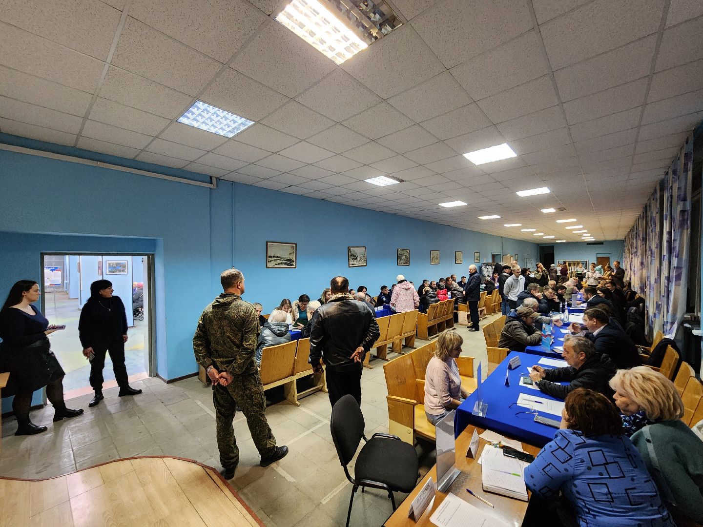 чехов, деревня алексеевка, военный городок чехов-7, выездная администрация, встреча с жителями, обращения граждан, благоустройство, ремонт тротуара, ремонт пешеходной дорожки, замена покрытия, содержание двора, покос травы, уборка придомовой территории, детская площадка, ремонт качелей и горки, мбу чеховское благоустройство, начальник управления благоустройства, александр тетерин, жительница деревни, екатерина кузьмина,