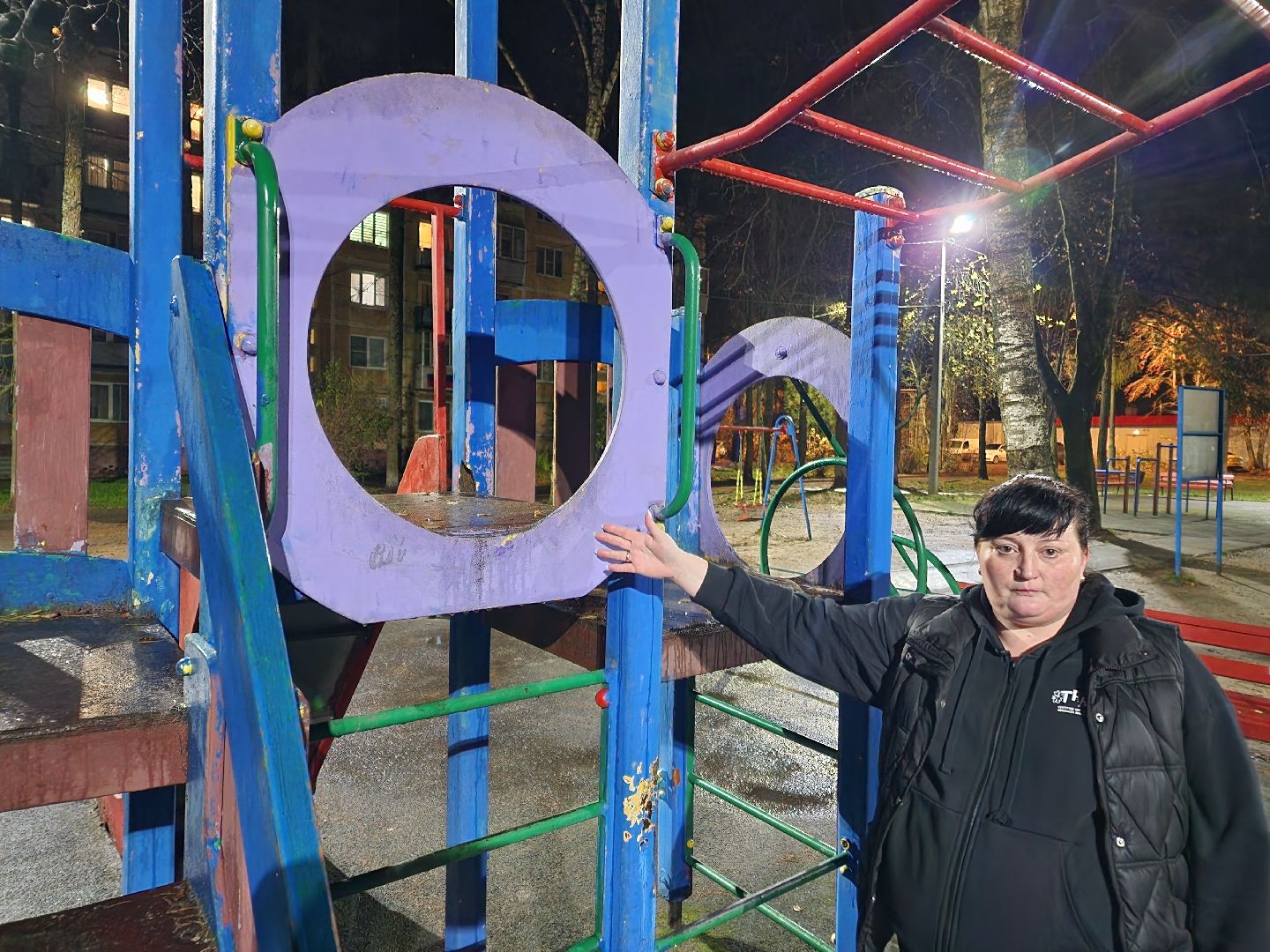 чехов, деревня алексеевка, военный городок чехов-7, выездная администрация, встреча с жителями, обращения граждан, благоустройство, ремонт тротуара, ремонт пешеходной дорожки, замена покрытия, содержание двора, покос травы, уборка придомовой территории, детская площадка, ремонт качелей и горки, мбу чеховское благоустройство, начальник управления благоустройства, александр тетерин, жительница деревни, екатерина кузьмина,