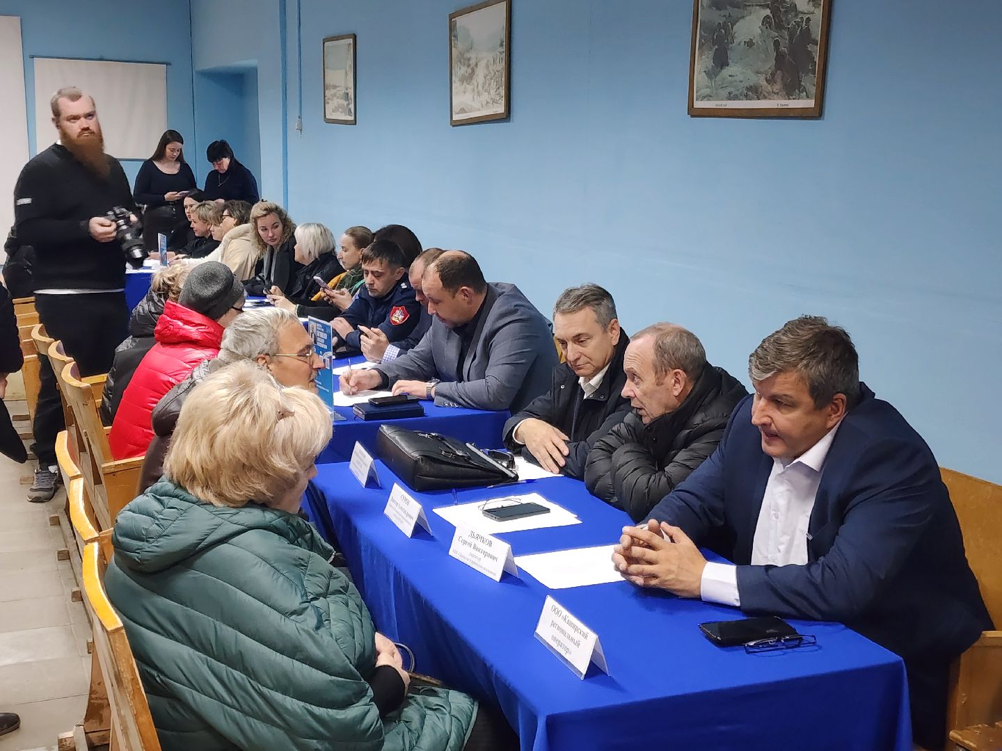 чехов, деревня алексеевка, военный городок чехов-7, выездная администрация, встреча с жителями, обращения граждан, благоустройство, ремонт тротуара, ремонт пешеходной дорожки, замена покрытия, содержание двора, покос травы, уборка придомовой территории, детская площадка, ремонт качелей и горки, мбу чеховское благоустройство, начальник управления благоустройства, александр тетерин, жительница деревни, екатерина кузьмина,