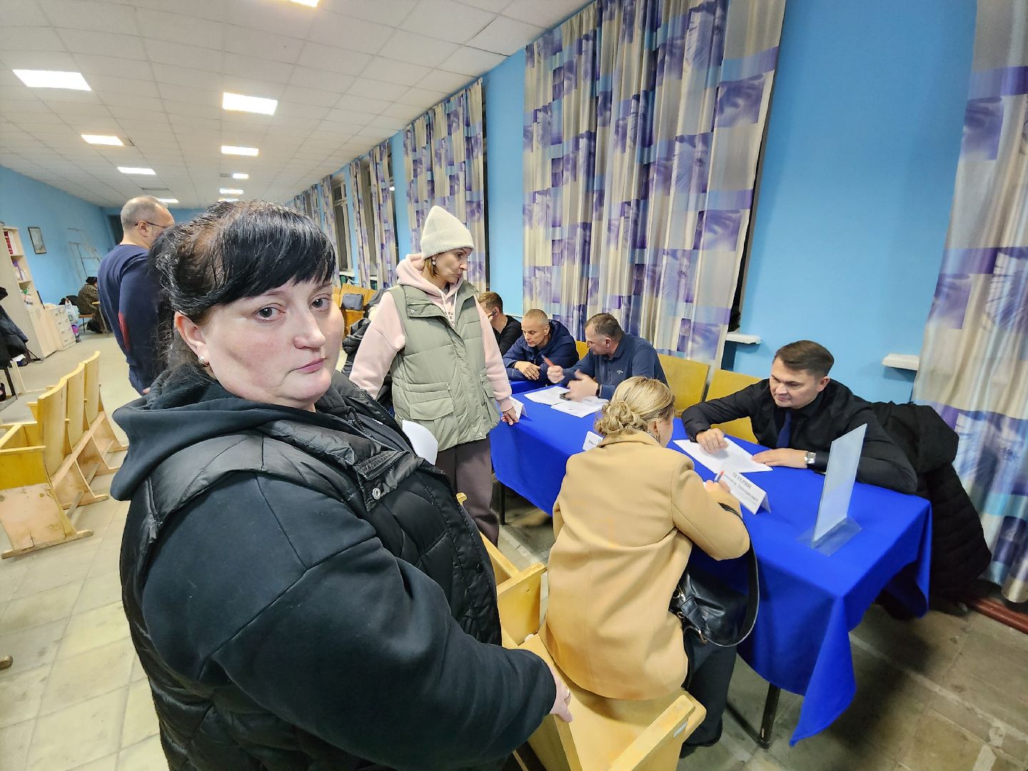 чехов, деревня алексеевка, военный городок чехов-7, выездная администрация, встреча с жителями, обращения граждан, благоустройство, ремонт тротуара, ремонт пешеходной дорожки, замена покрытия, содержание двора, покос травы, уборка придомовой территории, детская площадка, ремонт качелей и горки, мбу чеховское благоустройство, начальник управления благоустройства, александр тетерин, жительница деревни, екатерина кузьмина,