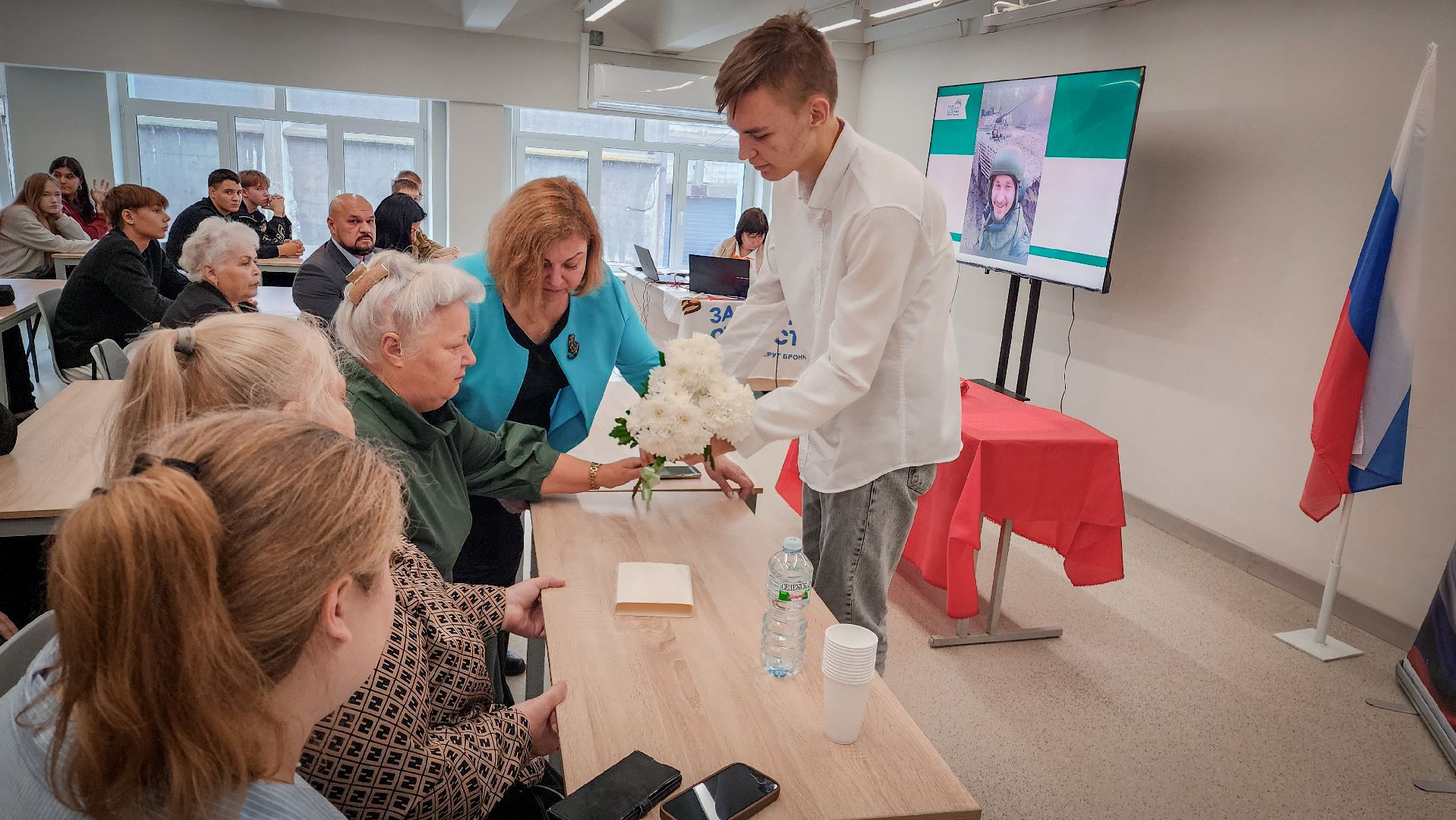 бронницы, парта героя сво, открытие парты героя в бронницах , парта героя в автомобильно-дорожном колледже ,