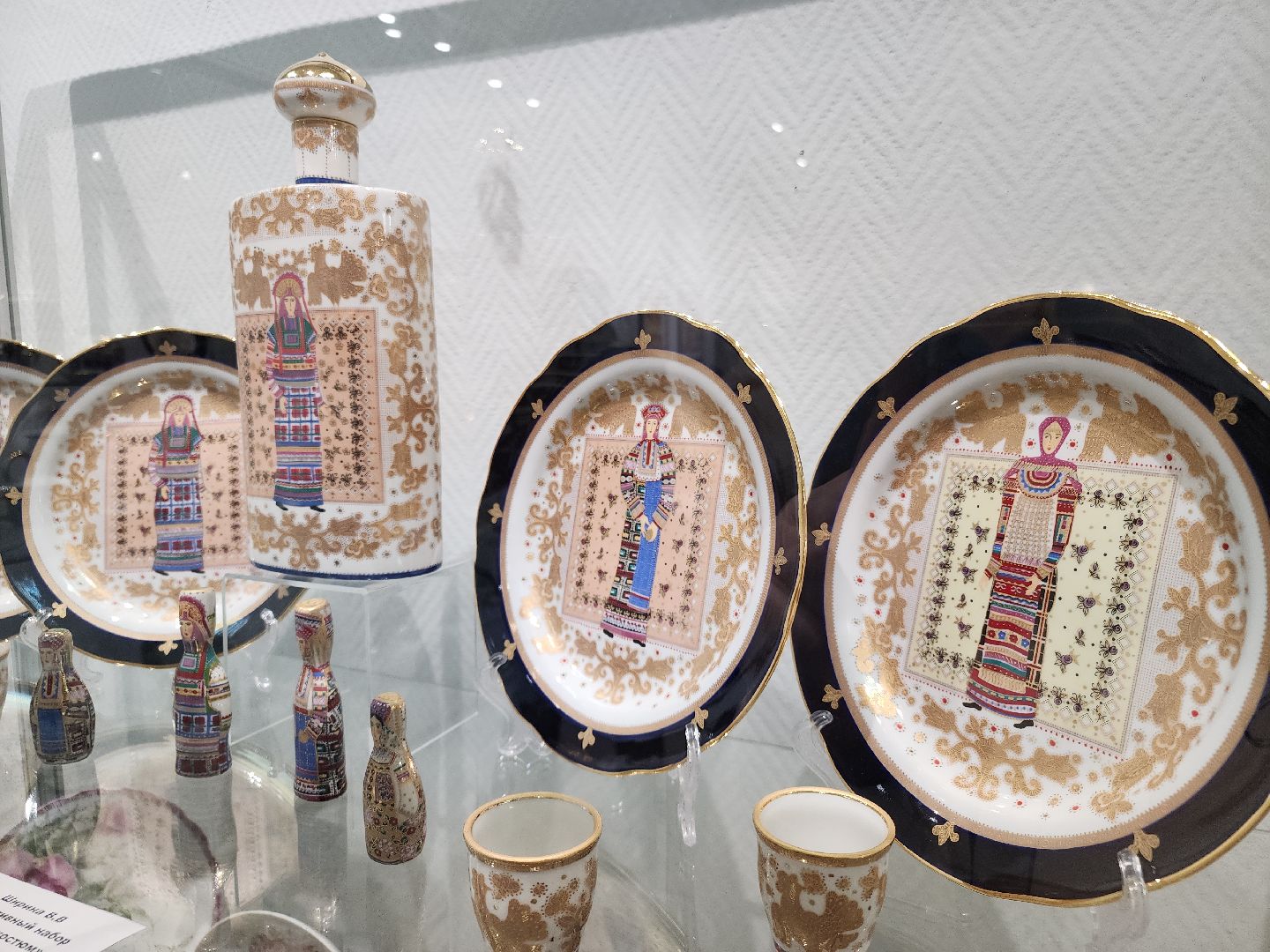 выставка фарфора, дулевский фарфор, орехово-зуевский округ,выставочный зал,