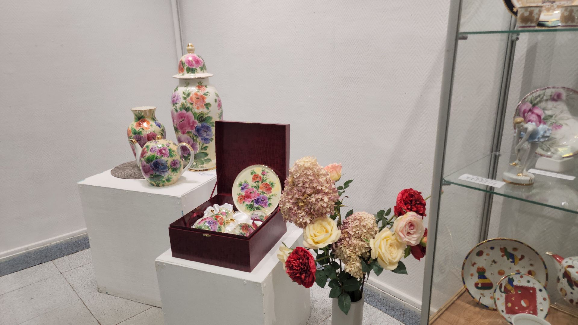 выставка фарфора, дулевский фарфор, орехово-зуевский округ,выставочный зал,