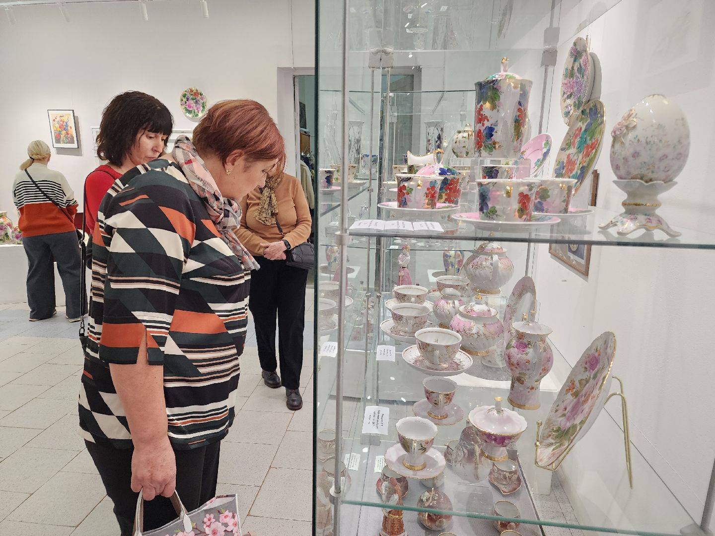 выставка фарфора, дулевский фарфор, орехово-зуевский округ,выставочный зал,