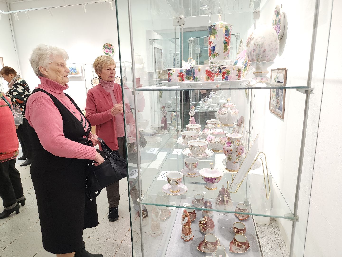 выставка фарфора, дулевский фарфор, орехово-зуевский округ,выставочный зал,