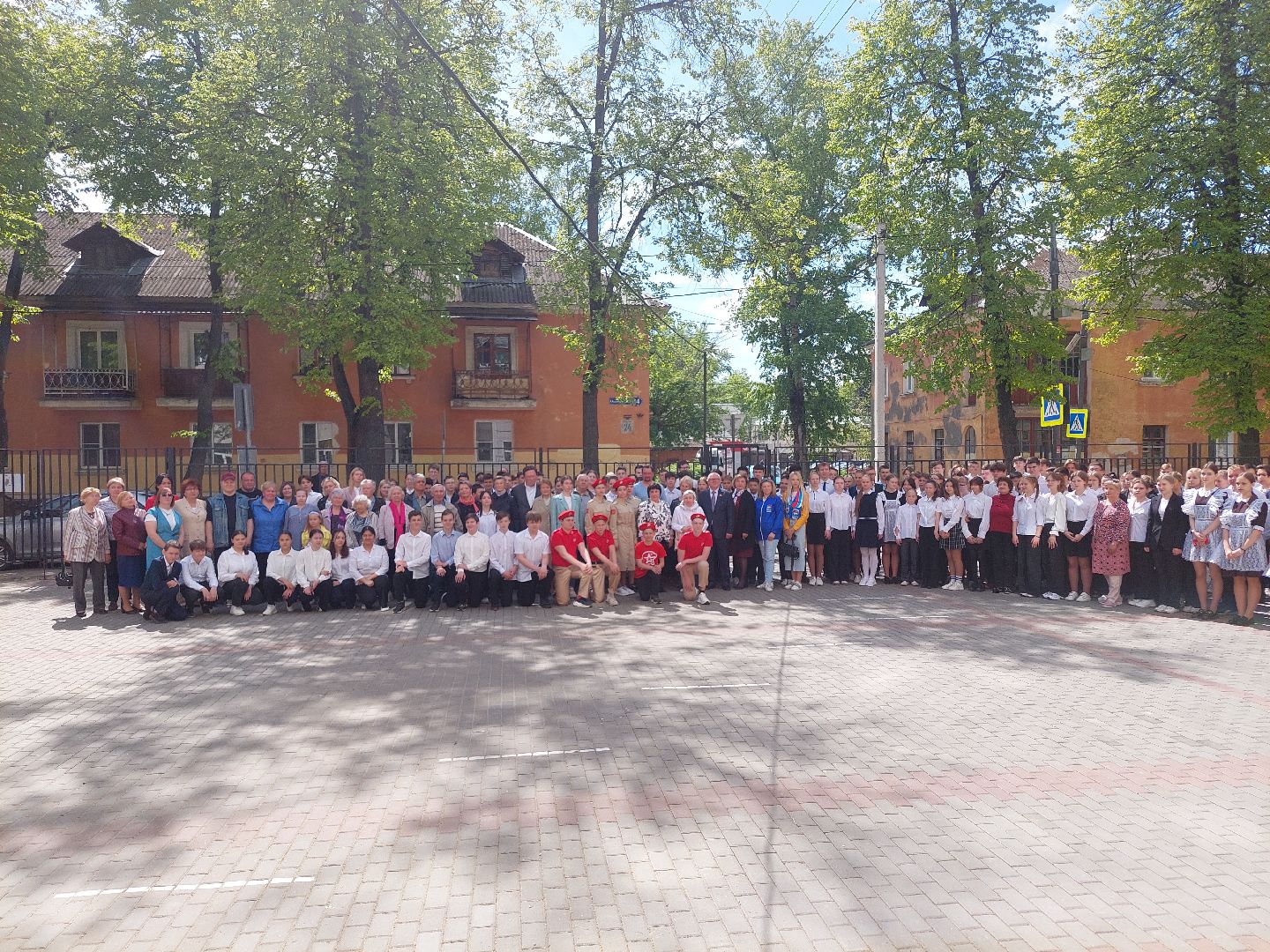 Геннадий Юхтин, мемориальная доска, школьники