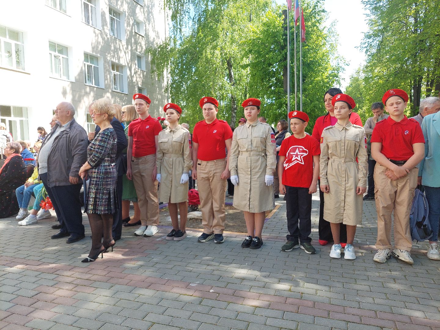 Геннадий Юхтин, мемориальная доска, школьники