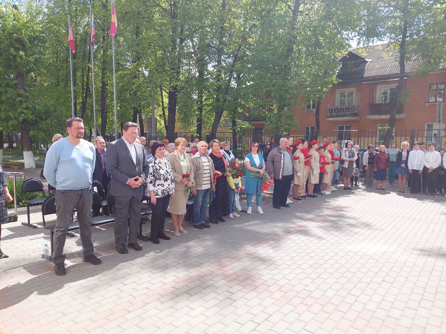 Геннадий Юхтин, мемориальная доска, школьники