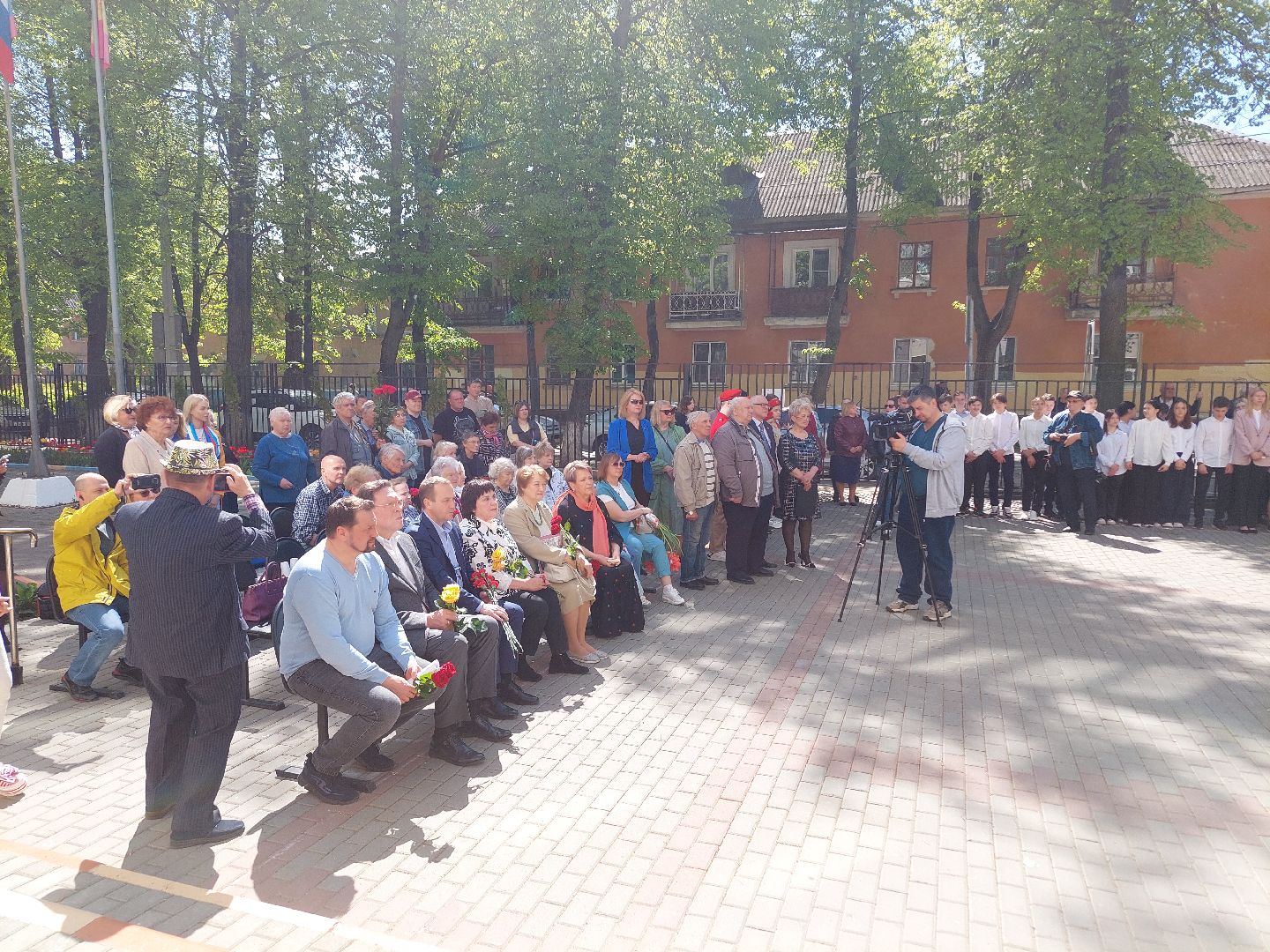 Геннадий Юхтин, мемориальная доска, школьники