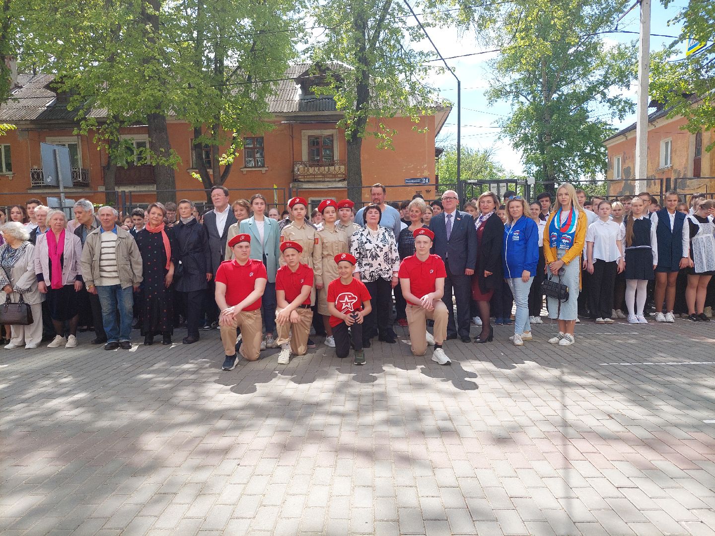 Геннадий Юхтин, мемориальная доска, школьники