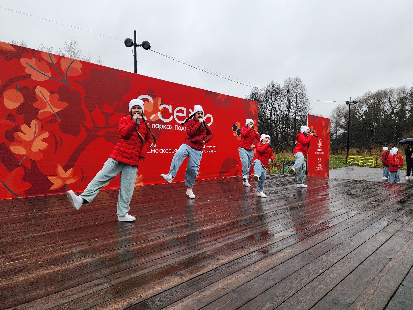 чехов, улица пушкина, городской парк, день народного  единства, праздник, программа россия родина единство, концерт, музыкальная программа,  народные гуляния и забавы, игровая программа, анимация, мастер-классы, конкурсы и викторины,ансамбль авангард, ансамбль подмосковный сувенир, песни и танцы, патриотические акции, флаги народов россии,