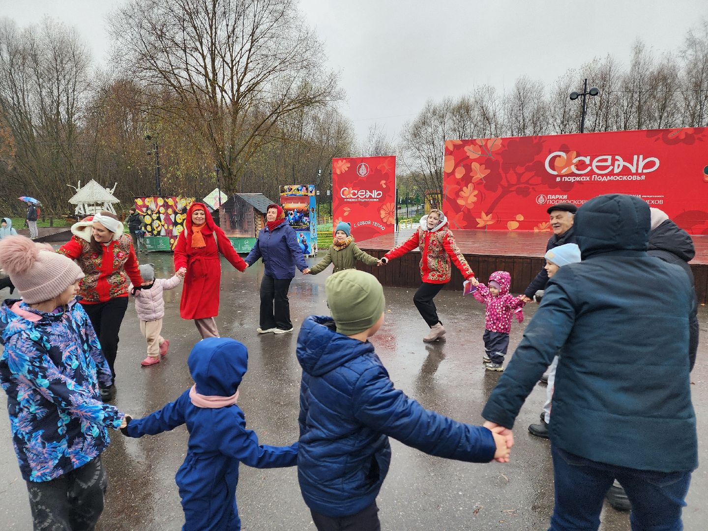 чехов, улица пушкина, городской парк, день народного  единства, праздник, программа россия родина единство, концерт, музыкальная программа,  народные гуляния и забавы, игровая программа, анимация, мастер-классы, конкурсы и викторины,ансамбль авангард, ансамбль подмосковный сувенир, песни и танцы, патриотические акции, флаги народов россии,