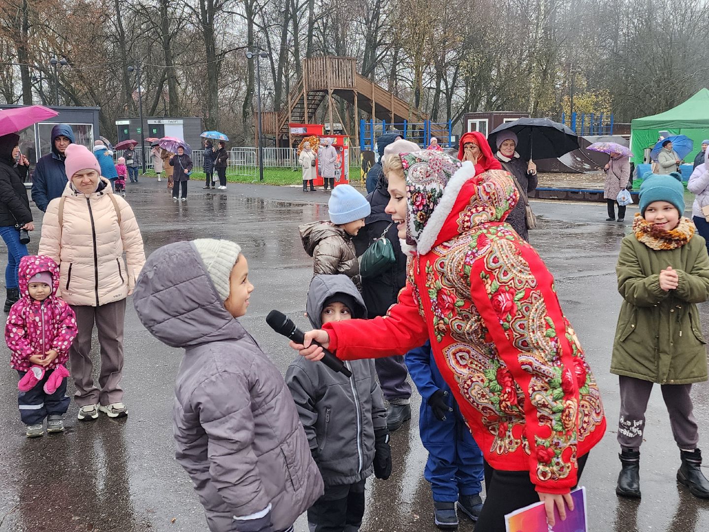 чехов, улица пушкина, городской парк, день народного  единства, праздник, программа россия родина единство, концерт, музыкальная программа,  народные гуляния и забавы, игровая программа, анимация, мастер-классы, конкурсы и викторины,ансамбль авангард, ансамбль подмосковный сувенир, песни и танцы, патриотические акции, флаги народов россии,