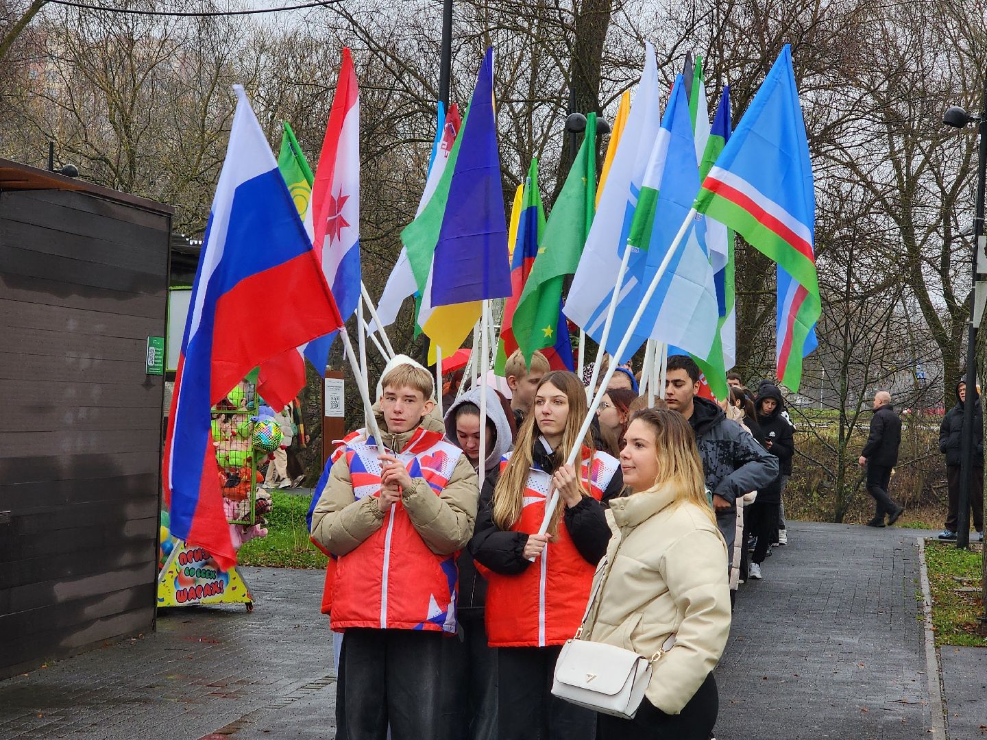 чехов, парк культуры и отдыха, день народного  единства, праздник, торжество, патриотические акции, флаг россии, флаги регионов россии, акция дружба народов, мастер-классы, конкурсы, исторический тест, волонтеры подмосковья, игровая программа, концерт,