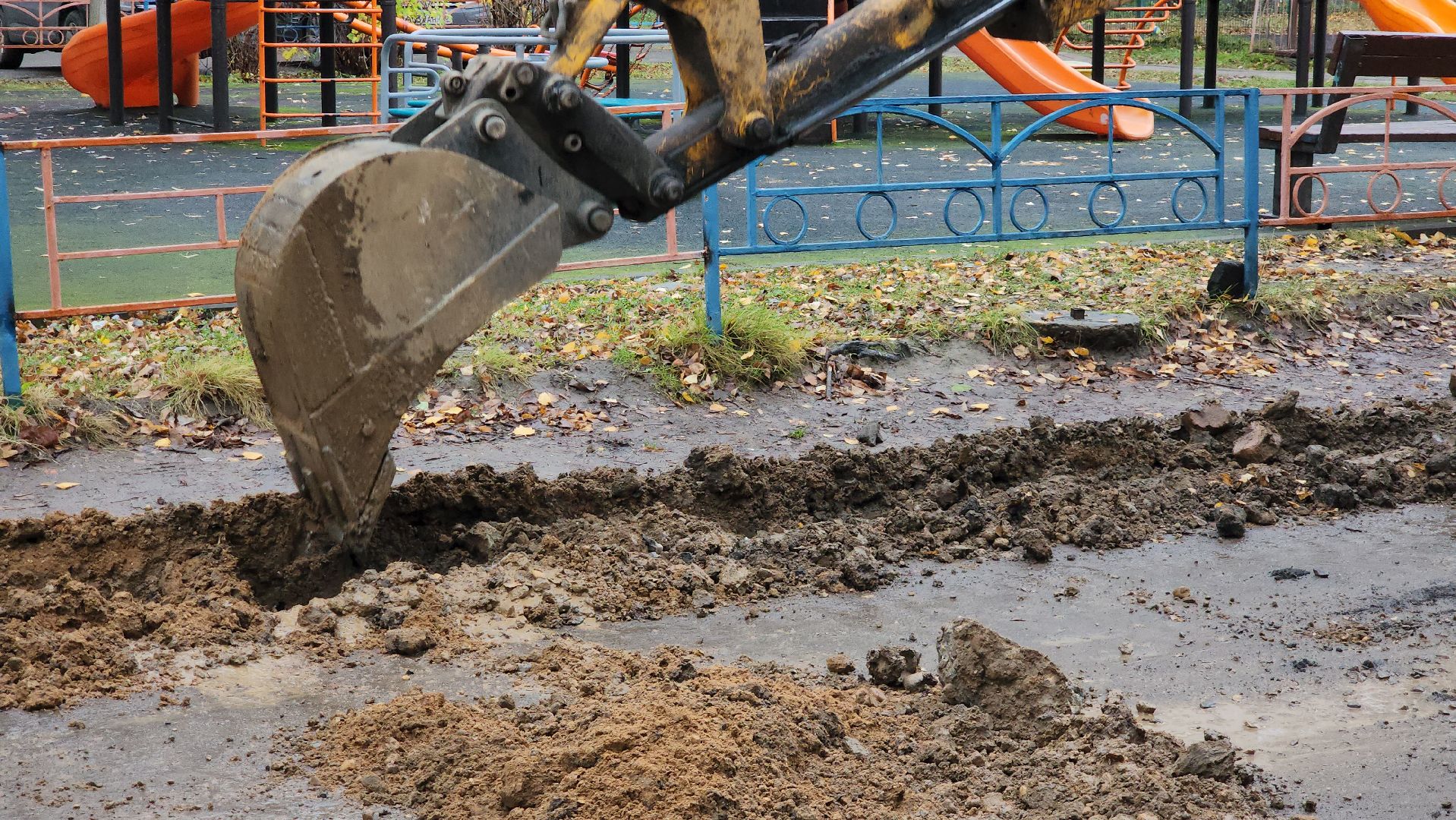 благоустройство двора, Лобня, установка бордюров,