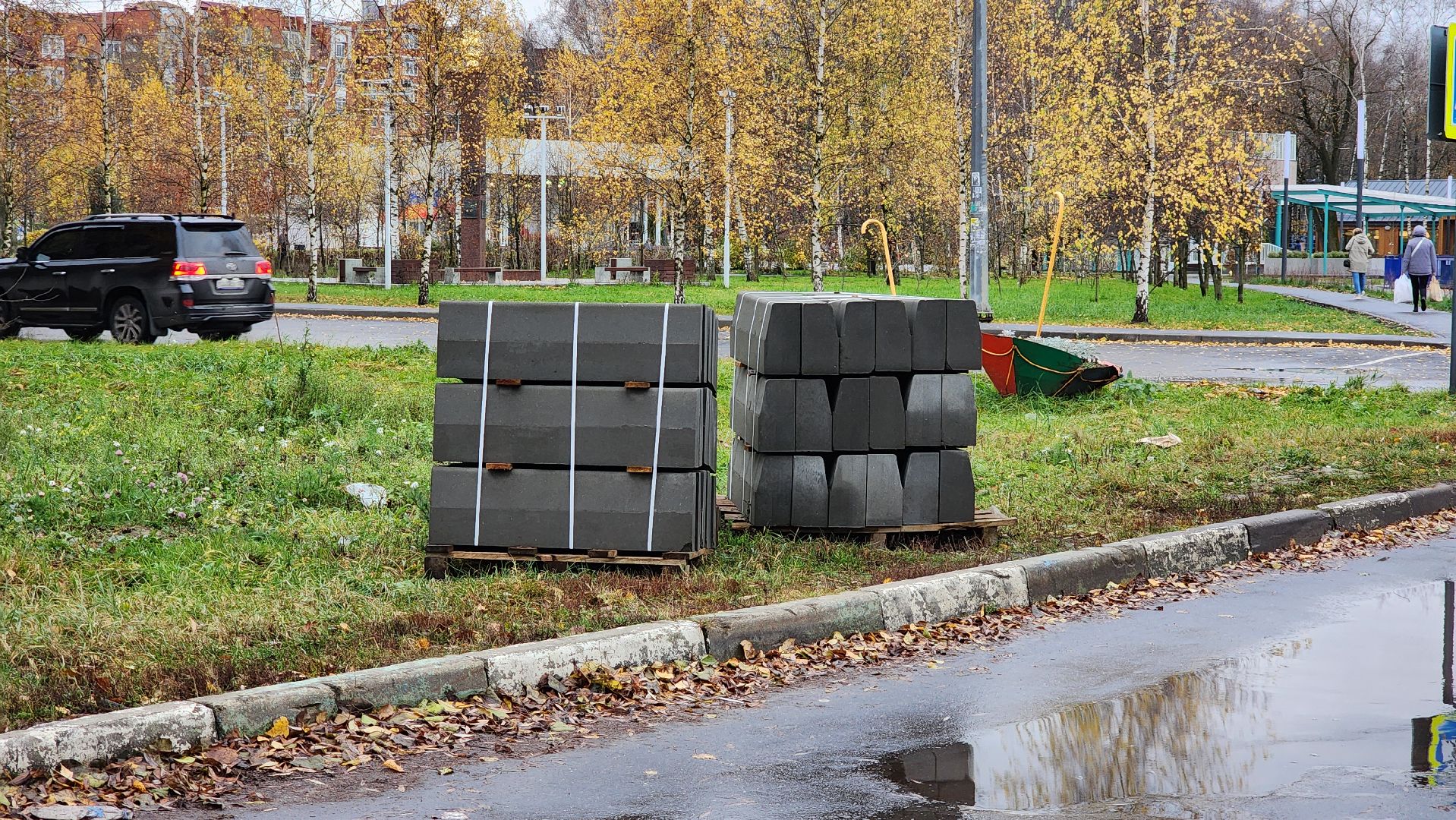 благоустройство двора, Лобня, установка бордюров,