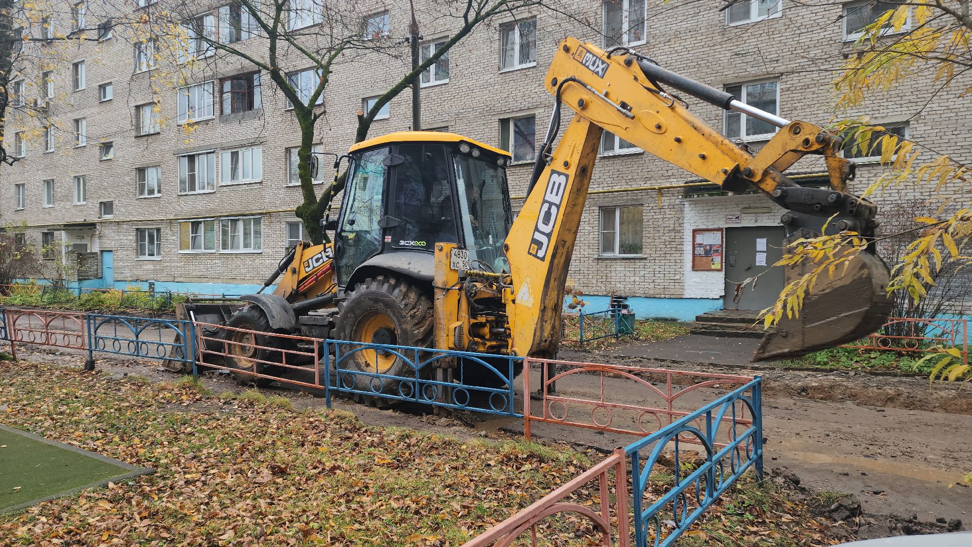 благоустройство двора, Лобня, установка бордюров,