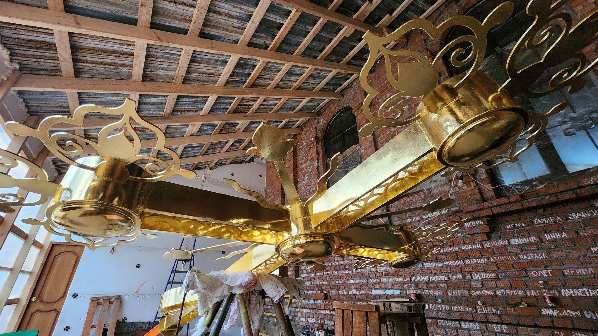 Крест, Храм, Лобня, Золочение креста,