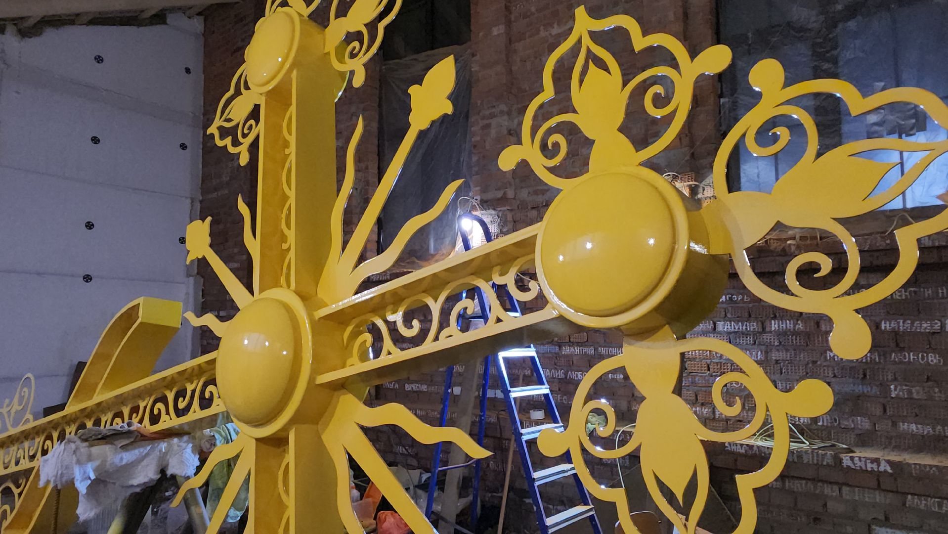 Крест, Храм, Лобня, Золочение креста,