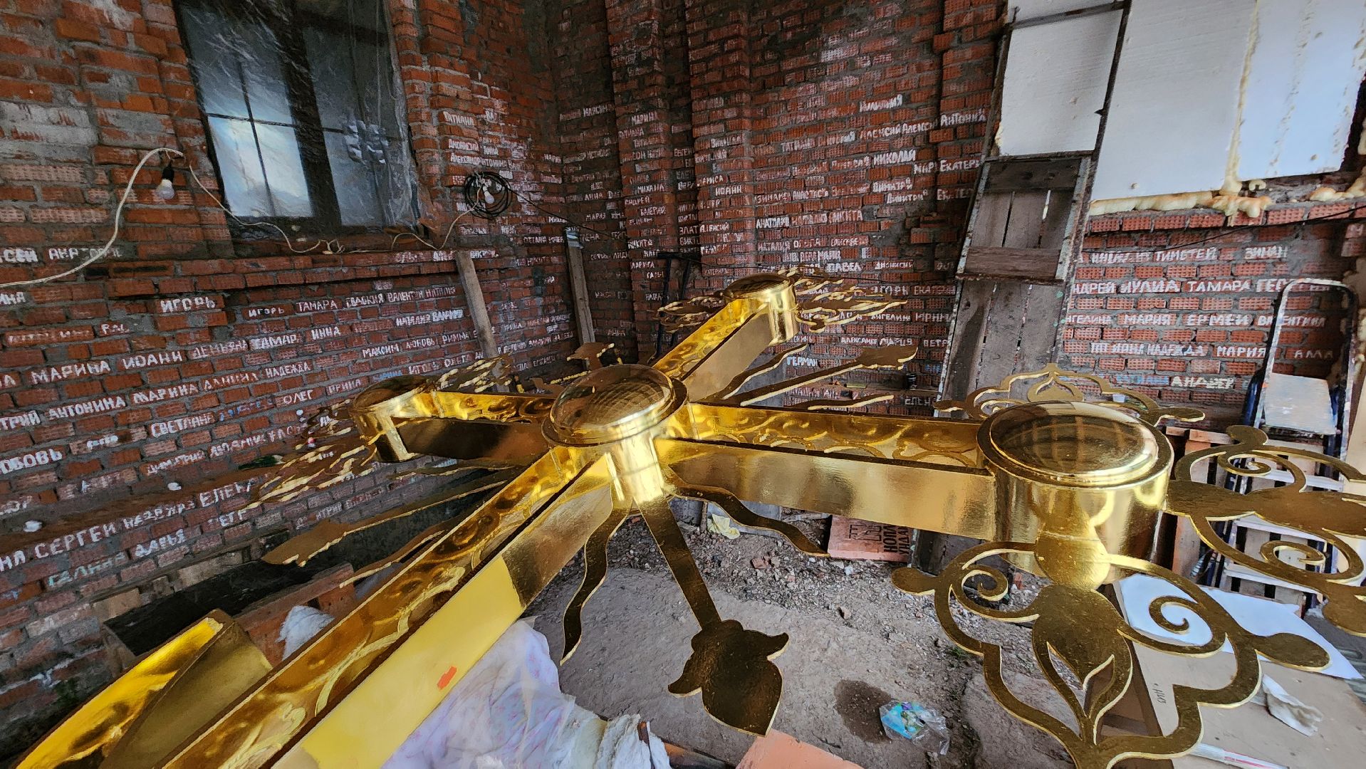 Крест, Храм, Лобня, Золочение креста,