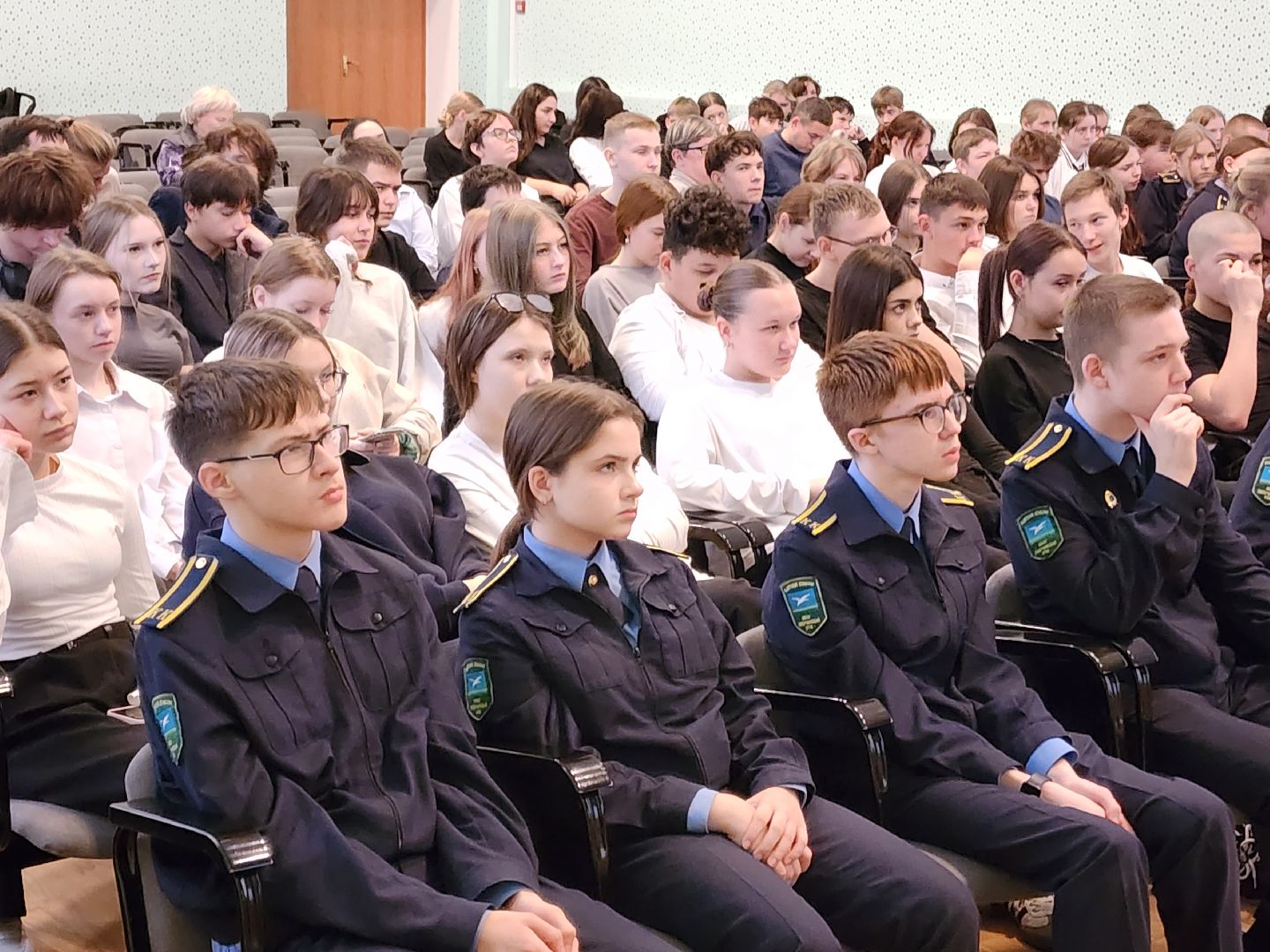 чехов,  поселок любучаны, средняя школа, встреча со школьниками, лекция, защита от телефонных мошенников, дистанционное мошенничество, кибербезопасность, способы защиты от мошенников, помощник прокурора екатерина сикорская,дропперство, дропперы, интернет-платформа роблокс, подставные лица, соучастники преступлений,