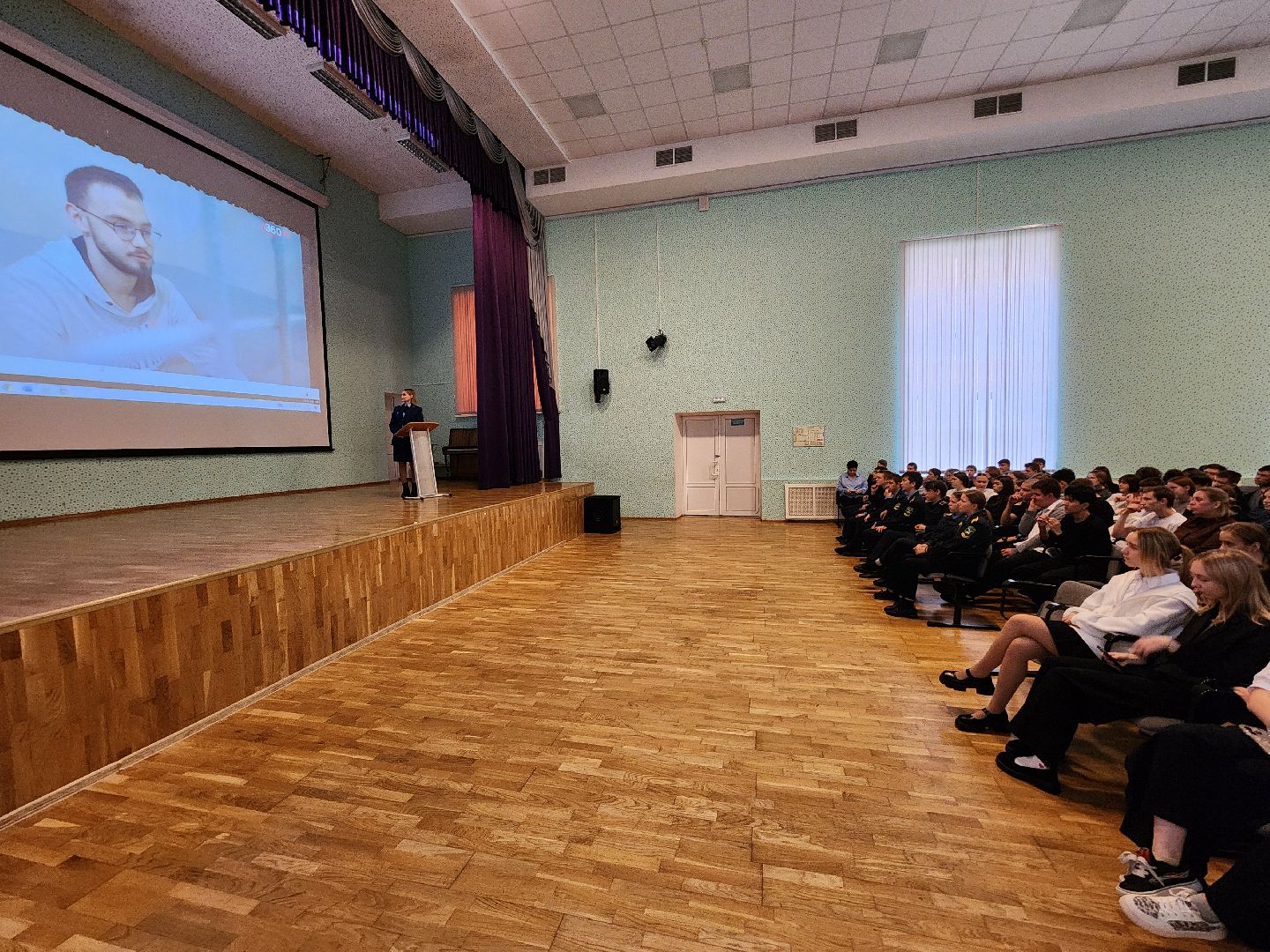 чехов,  поселок любучаны, средняя школа, встреча со школьниками, лекция, защита от телефонных мошенников, дистанционное мошенничество, кибербезопасность, способы защиты от мошенников, помощник прокурора екатерина сикорская,дропперство, дропперы, интернет-платформа роблокс, подставные лица, соучастники преступлений,