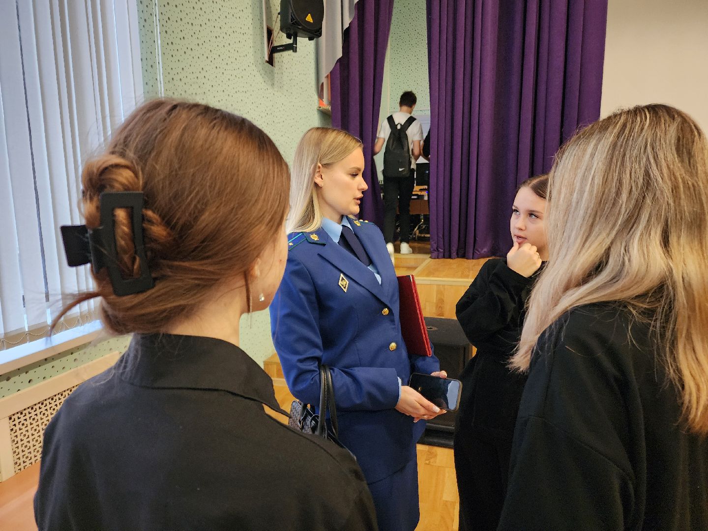 чехов,  поселок любучаны, средняя школа, встреча со школьниками, лекция, защита от телефонных мошенников, дистанционное мошенничество, кибербезопасность, способы защиты от мошенников, помощник прокурора екатерина сикорская,дропперство, дропперы, интернет-платформа роблокс, подставные лица, соучастники преступлений,