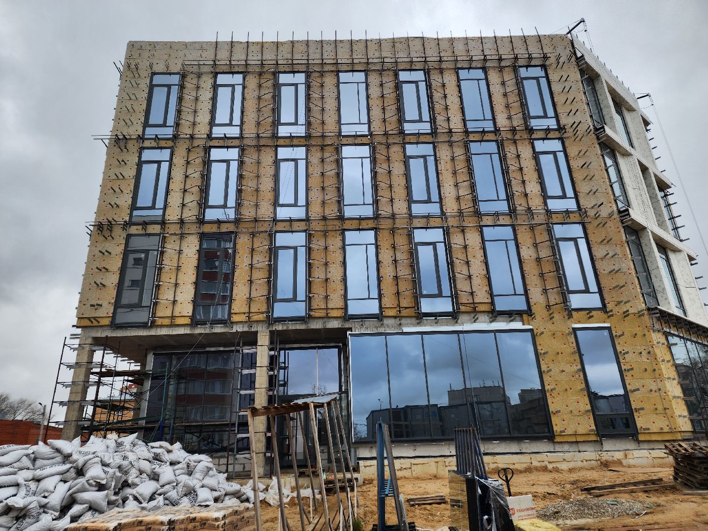 чехов,улица мира 4а, детская поликлиника, строительство, фасадные работы, утепление фасада, облицовка фасада, наружные стены, гидроизоляция, теплоизоляция, наружная отделка, остекление, окна и форточки, остекление дверей, стеклянные панели и блоки, погрузочные работы, внутренняя отделка помещений, инженерные сети, нацпроект здравоохранение, госпрограмма московской области,