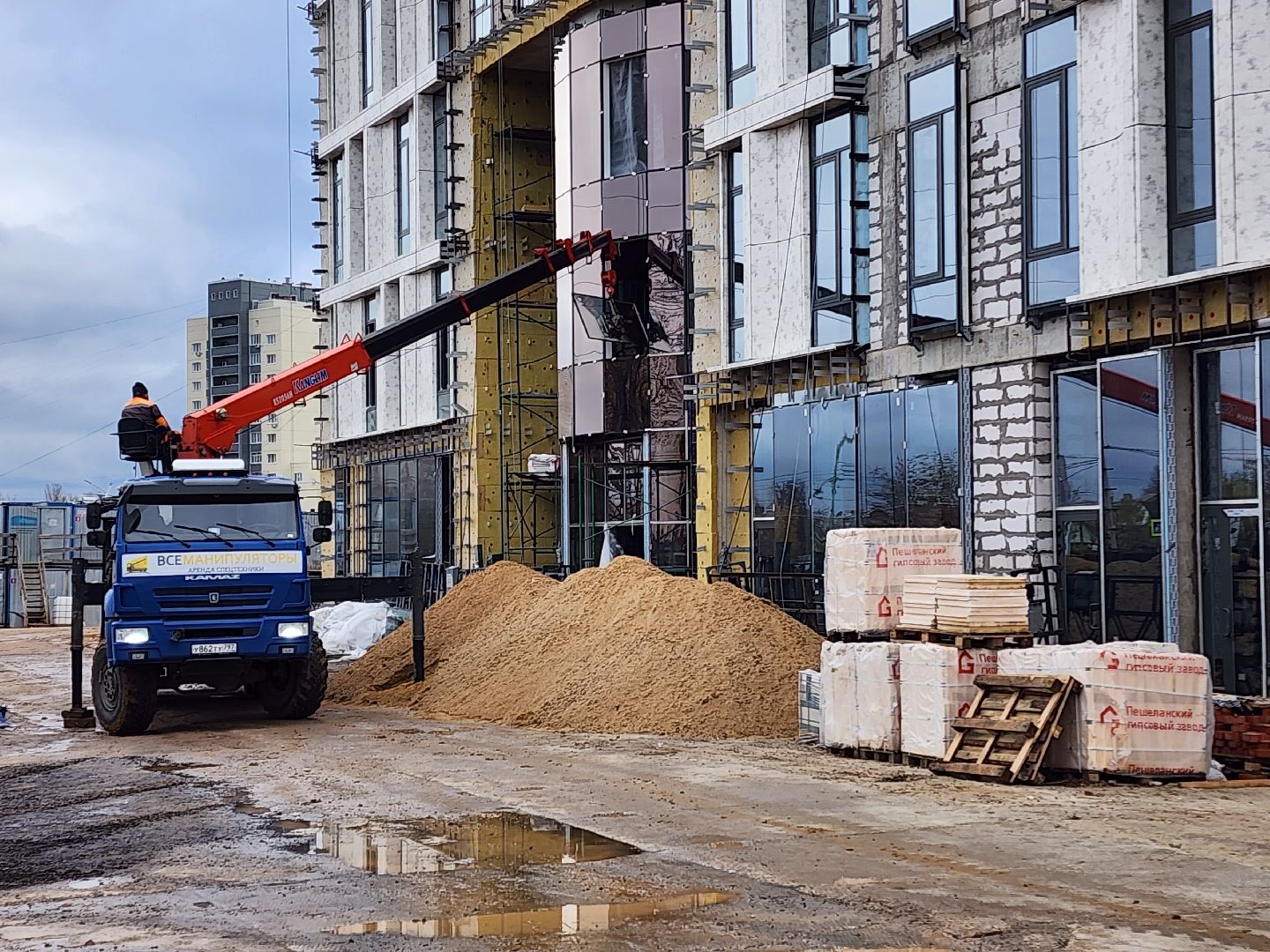 чехов,улица мира 4а, детская поликлиника, строительство, фасадные работы, утепление фасада, облицовка фасада, наружные стены, гидроизоляция, теплоизоляция, наружная отделка, остекление, окна и форточки, остекление дверей, стеклянные панели и блоки, погрузочные работы, внутренняя отделка помещений, инженерные сети, нацпроект здравоохранение, госпрограмма московской области,