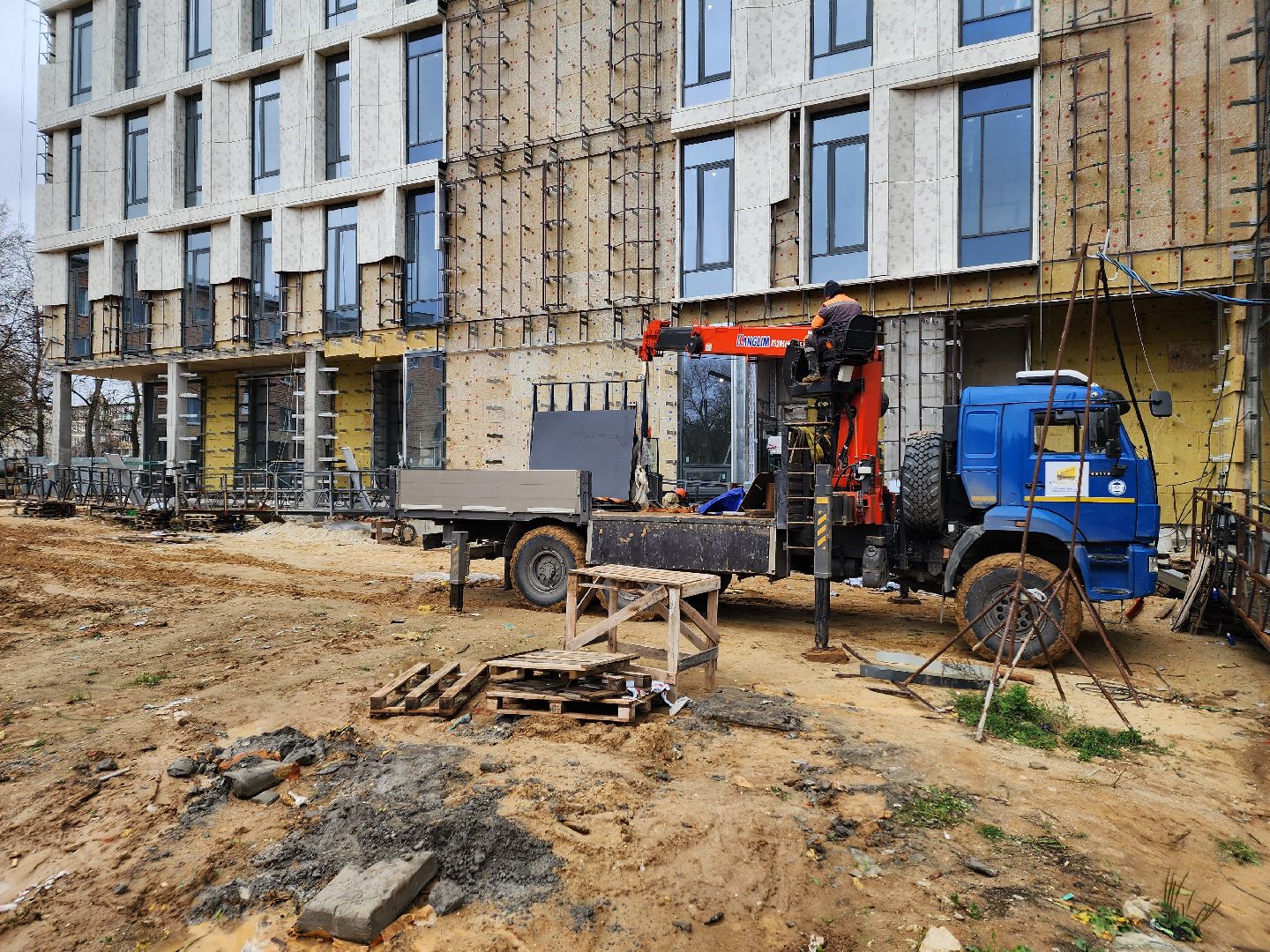 чехов,улица мира 4а, детская поликлиника, строительство, фасадные работы, утепление фасада, облицовка фасада, наружные стены, гидроизоляция, теплоизоляция, наружная отделка, остекление, окна и форточки, остекление дверей, стеклянные панели и блоки, погрузочные работы, внутренняя отделка помещений, инженерные сети, нацпроект здравоохранение, госпрограмма московской области,