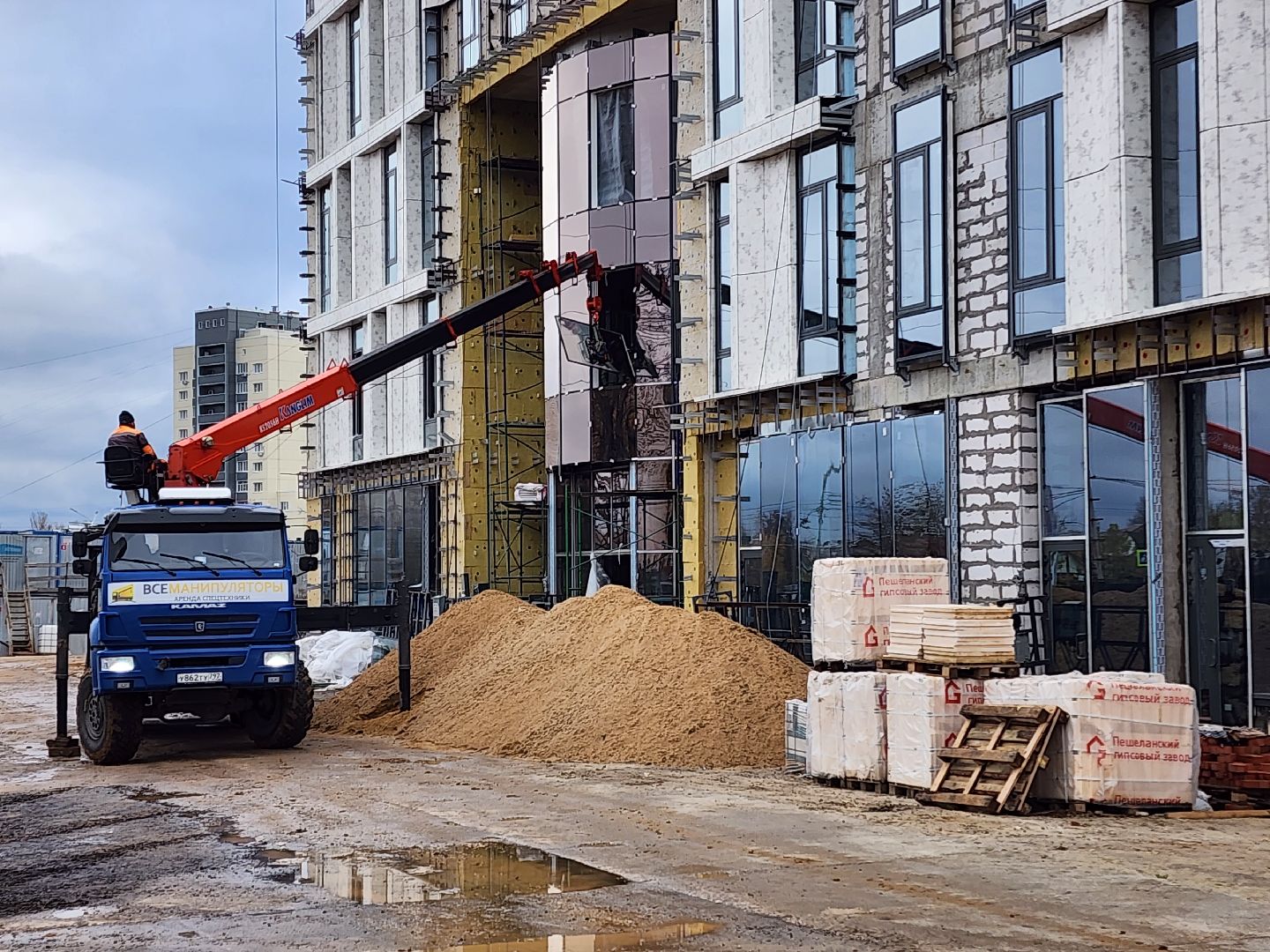 чехов, улица мира 4а, детская поликлиника, строительство, обустройство подоконников, оконные блоки, остекление дверей и форточек, фасадные работы, внутренняя отделка помещений, инженерные сети, нацпроект здравоохранение, госпрограмма московской области, строительство социальных объектов,погрузочные работы,откосы вокруг окон,