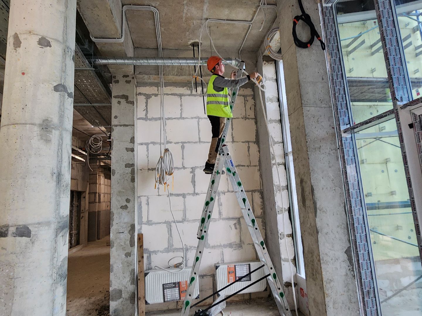 чехов, улица мира 4а, детская поликлиника, строительство, обустройство подоконников, оконные блоки, остекление дверей и форточек, фасадные работы, внутренняя отделка помещений, инженерные сети, нацпроект здравоохранение, госпрограмма московской области, строительство социальных объектов,погрузочные работы,откосы вокруг окон,