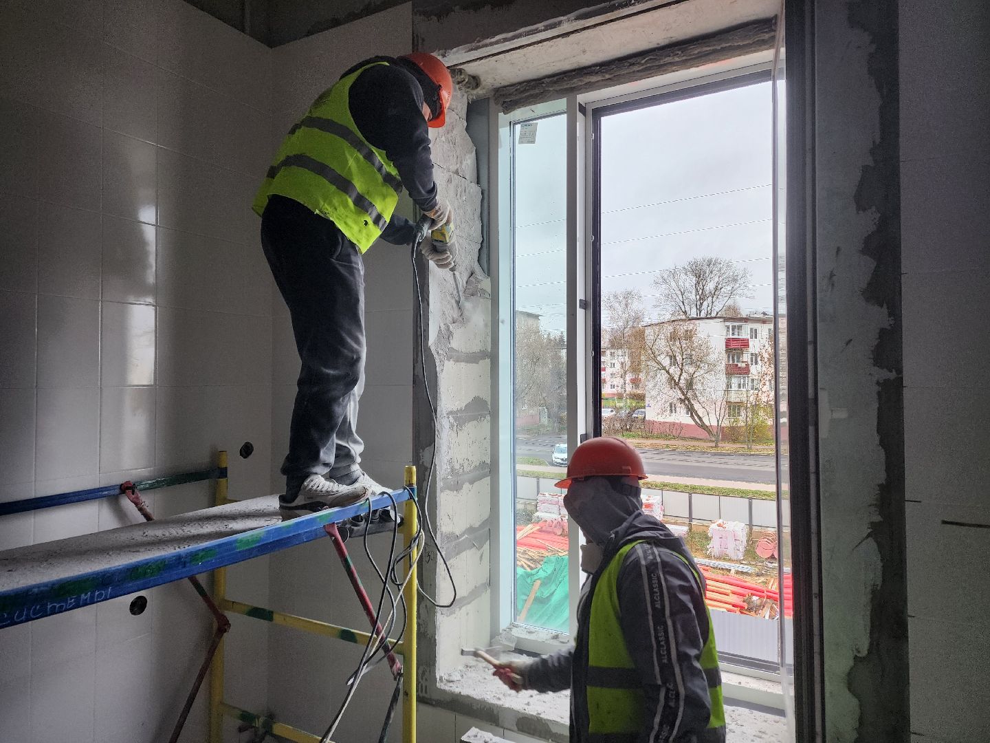 чехов, улица мира 4а, детская поликлиника, строительство, обустройство подоконников, оконные блоки, остекление дверей и форточек, фасадные работы, внутренняя отделка помещений, инженерные сети, нацпроект здравоохранение, госпрограмма московской области, строительство социальных объектов,погрузочные работы,откосы вокруг окон,