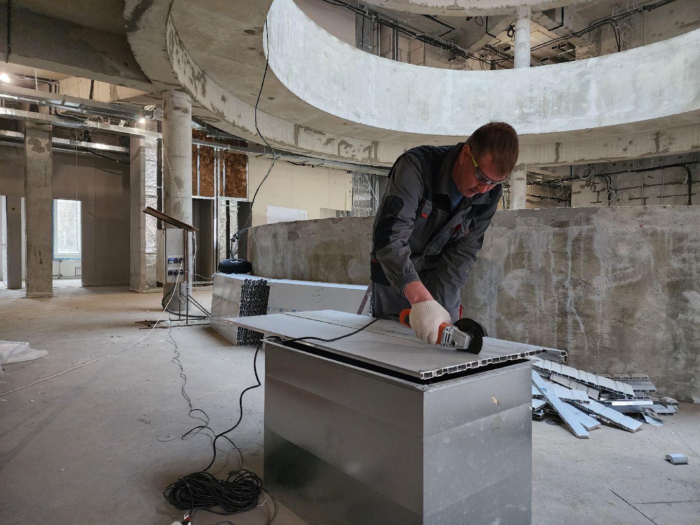 чехов, улица мира 4а, детская поликлиника, строительство, обустройство подоконников, оконные блоки, остекление дверей и форточек, фасадные работы, внутренняя отделка помещений, инженерные сети, нацпроект здравоохранение, госпрограмма московской области, строительство социальных объектов,погрузочные работы,откосы вокруг окон,