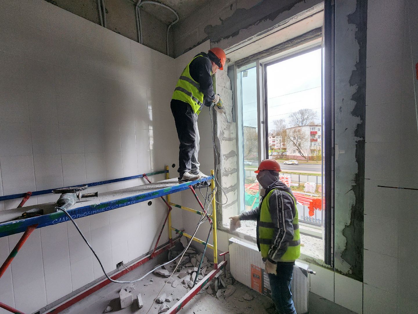 чехов, улица мира 4а, детская поликлиника, строительство, обустройство подоконников, оконные блоки, остекление дверей и форточек, фасадные работы, внутренняя отделка помещений, инженерные сети, нацпроект здравоохранение, госпрограмма московской области, строительство социальных объектов,погрузочные работы,откосы вокруг окон,