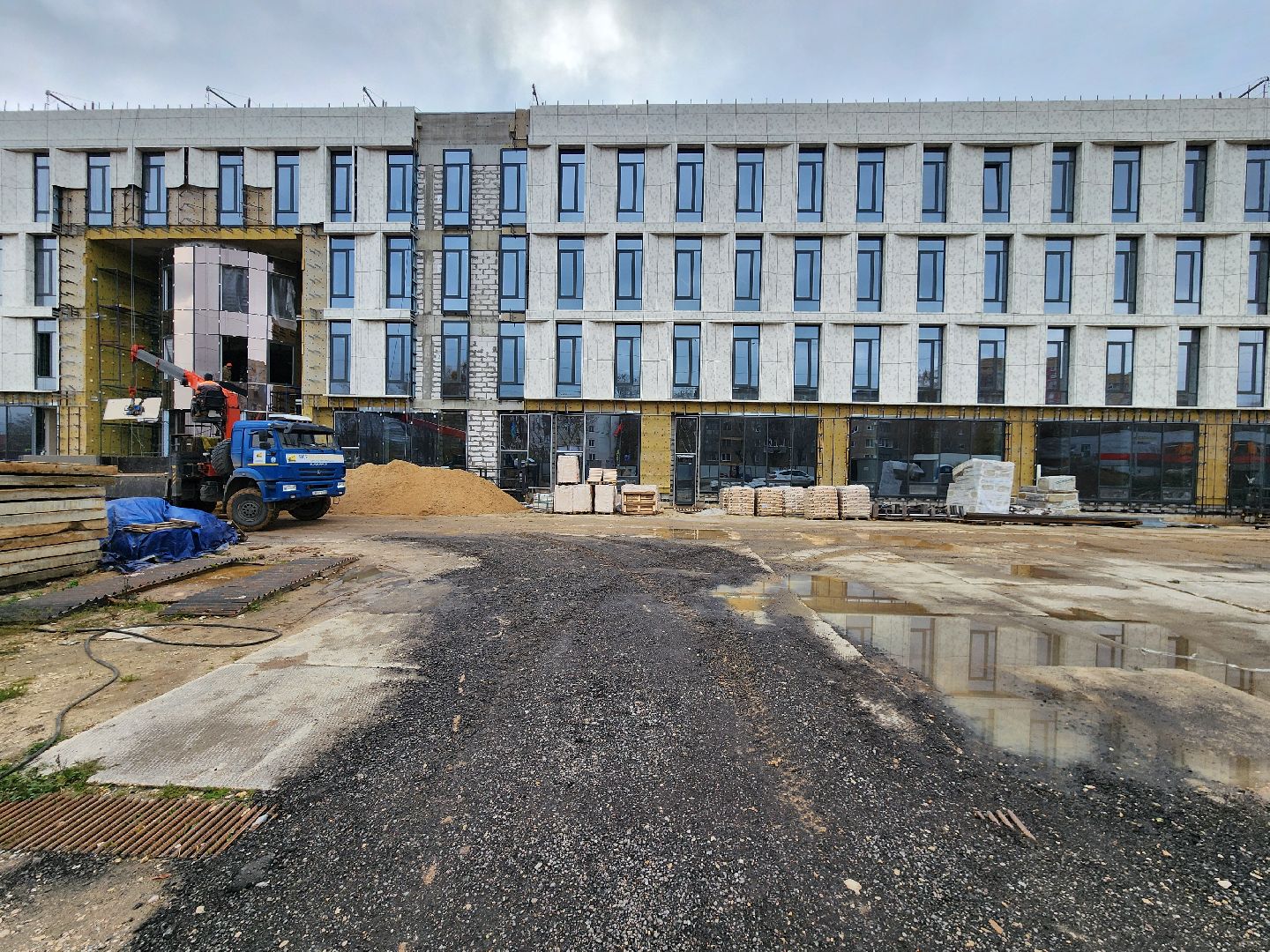 чехов, улица мира 4а, детская поликлиника, строительство, обустройство подоконников, оконные блоки, остекление дверей и форточек, фасадные работы, внутренняя отделка помещений, инженерные сети, нацпроект здравоохранение, госпрограмма московской области, строительство социальных объектов,погрузочные работы,откосы вокруг окон,