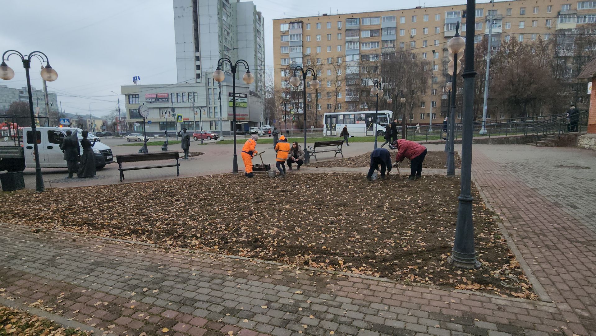 серпухов, тюльпаны в серпухове, городские клумбы в серпухове, комбинат благоустройства, сенная площадь в серпухове,