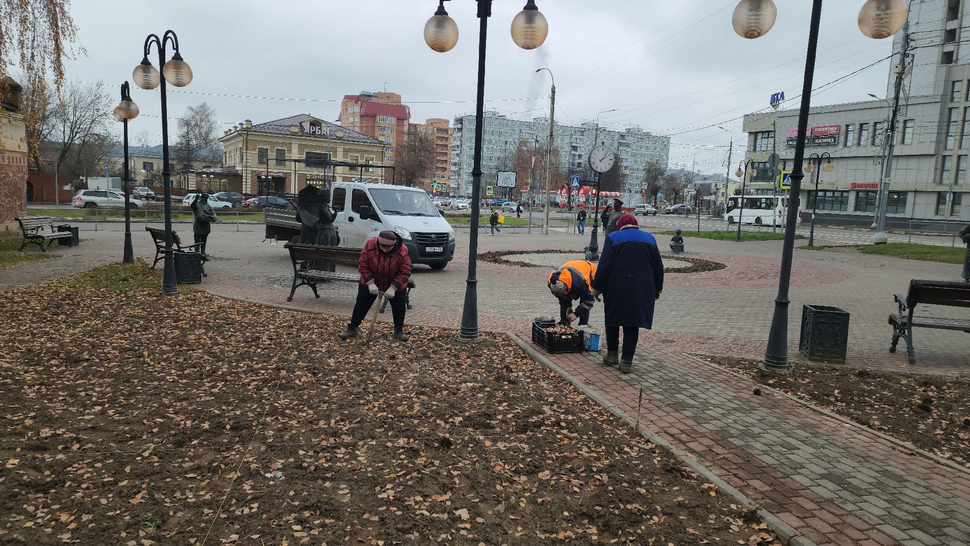 серпухов, тюльпаны в серпухове, городские клумбы в серпухове, комбинат благоустройства, сенная площадь в серпухове,