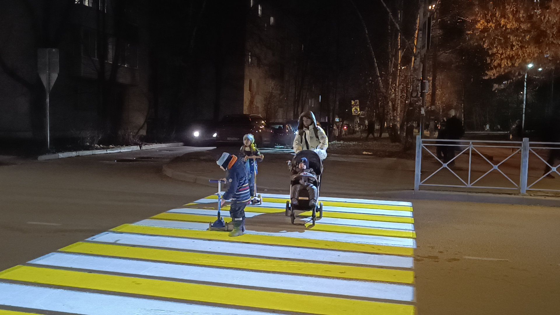 В Лобне установили семь проекционных пешеходных переходов