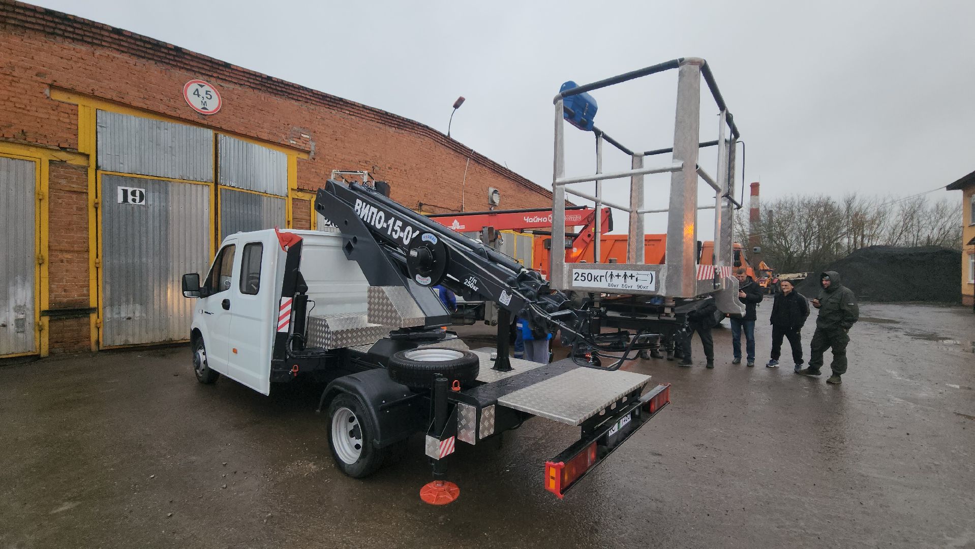 серпухов, комбинат благоустройства, новая автовышка в серпухове,