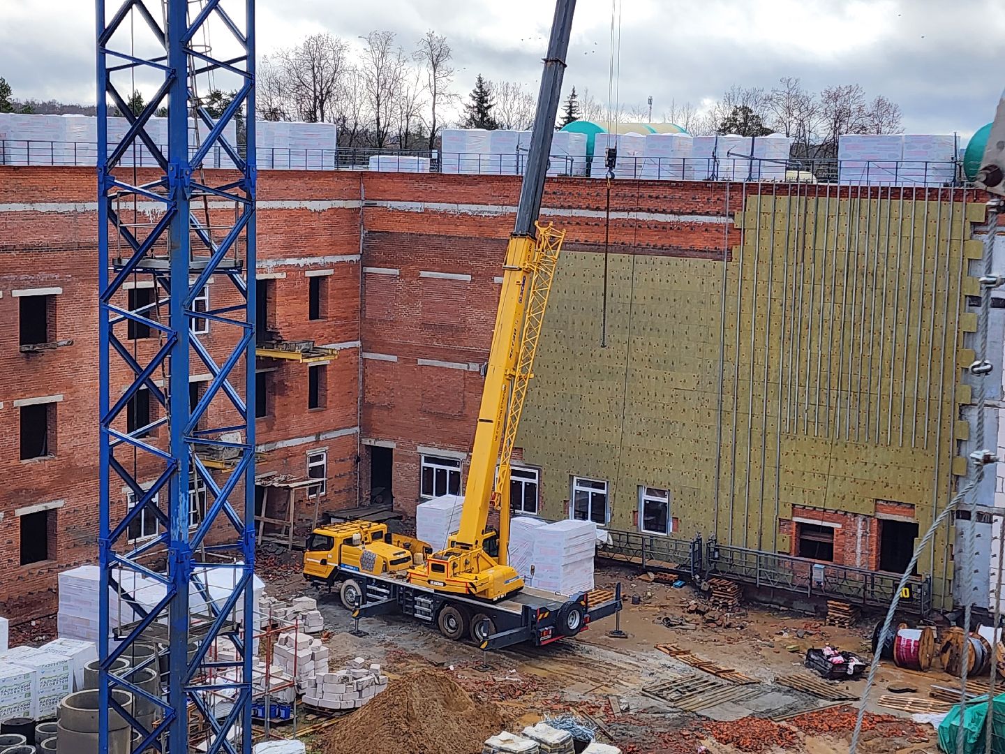 чехов, поселок мещерское, психиатрическая больница, новый лечебный корпус, строительство, реконструкция, монтаж металлоконструкций, пожарная лестница, воздуховоды, система вентиляции, инженерные сети, внутренняя отделка помещений, каменная кладка, перегородки, сварочные работы, нацпроект здравоохранение, госпрограмма московской области,