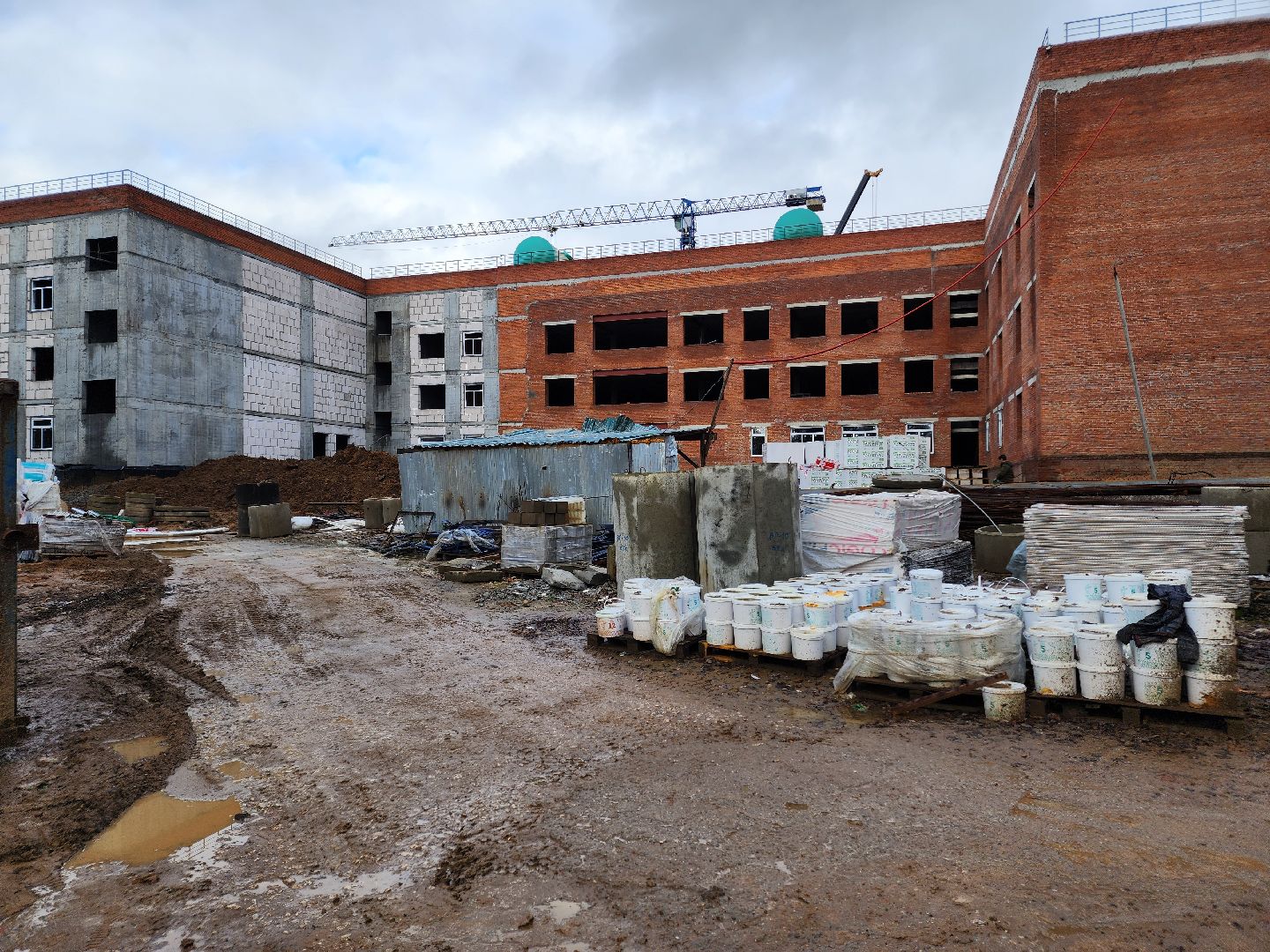 чехов, поселок мещерское, психиатрическая больница, новый лечебный корпус, строительство, реконструкция, монтаж металлоконструкций, пожарная лестница, воздуховоды, система вентиляции, инженерные сети, внутренняя отделка помещений, каменная кладка, перегородки, сварочные работы, нацпроект здравоохранение, госпрограмма московской области,